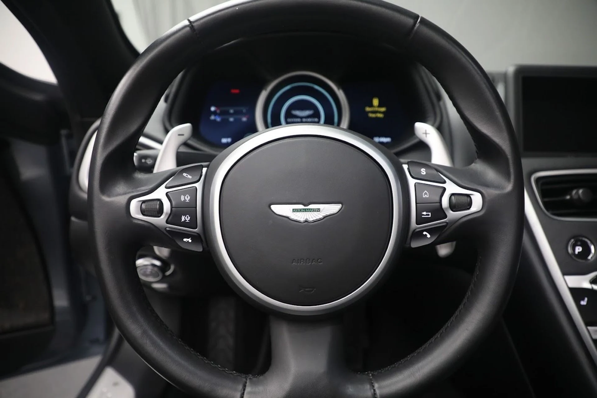 mph024_1810906231_Used_2019_Aston_Martin_DB_11_Volante_40540cf017