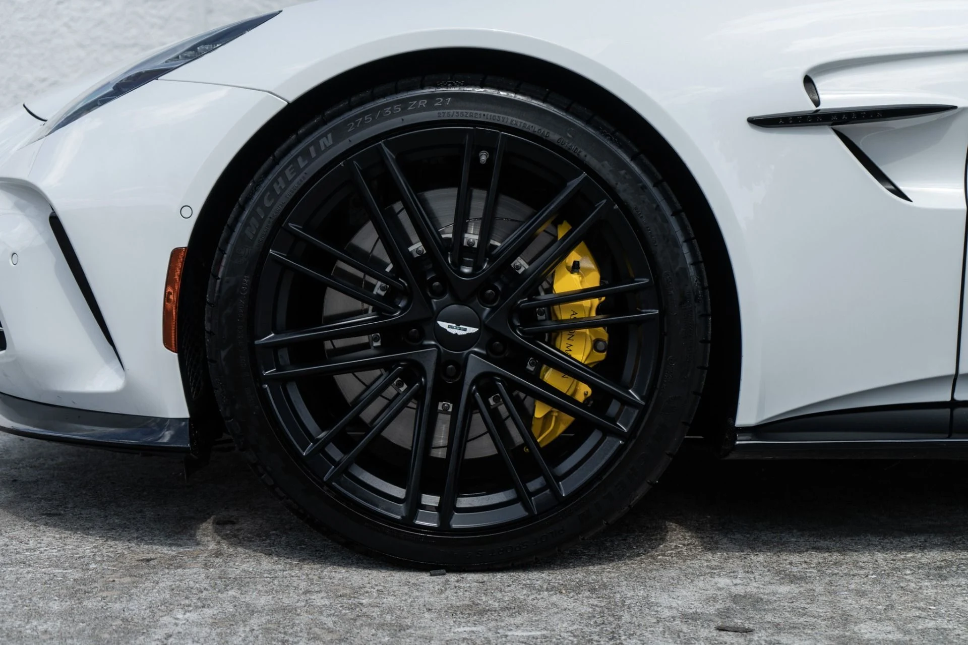 mph024_1832217464_Used_2025_Aston_Martin_Vantage_1778624403_00b1d4bb4b