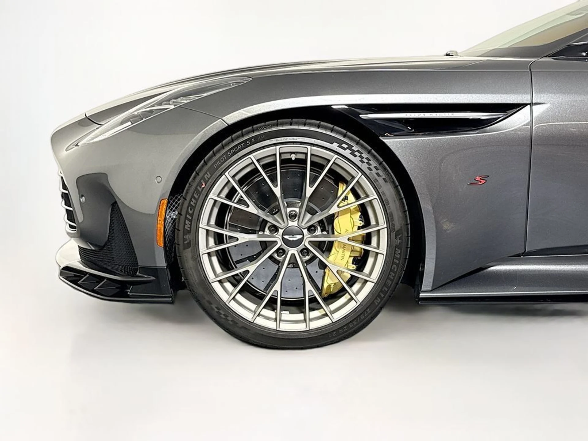mph024_1840527418_new_2026_aston_martin_db12_s_volante_11350_23037477_25_1024_5c94b1825e