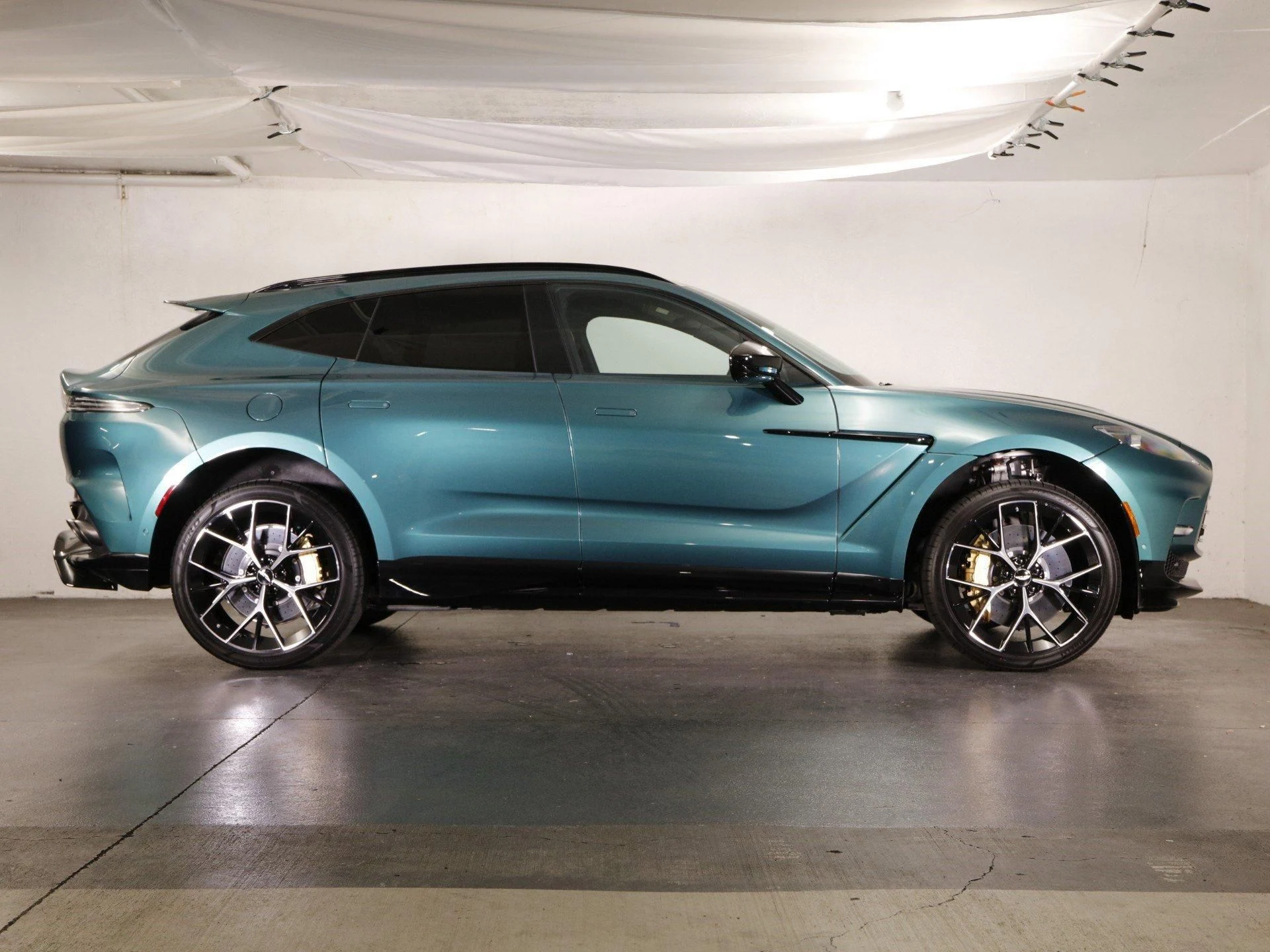 mph024_1845405403_Used_2024_Aston_Martin_DBX_707_1710413876_263fffcb8a