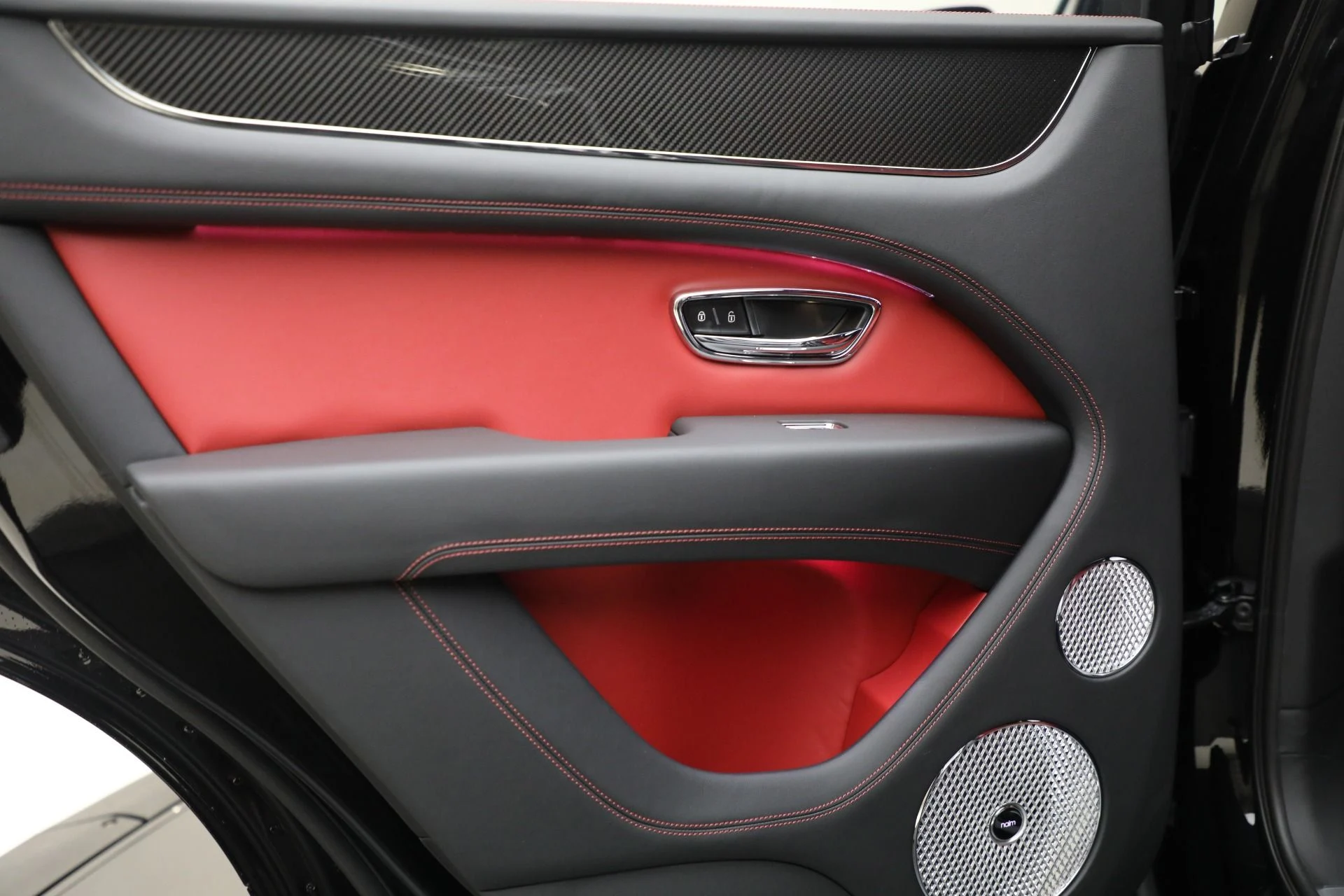 mph024_1851232467_New_2025_Bentley_Bentayga_V8_4ddc4870c1