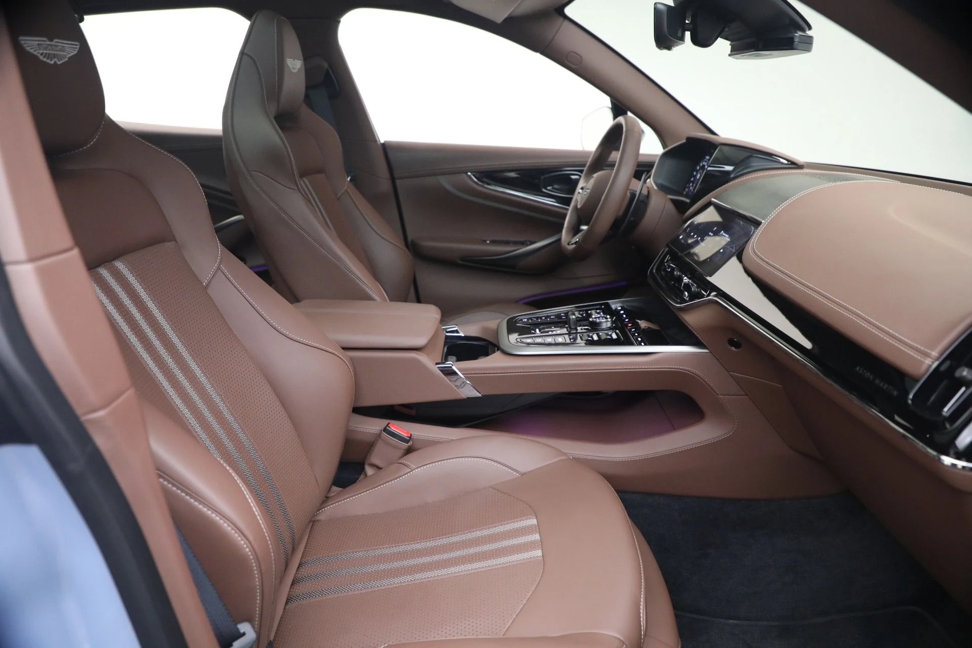 mph024_1856636975_Used_2026_Aston_Martin_DBX_707_1780931433_2468c29469