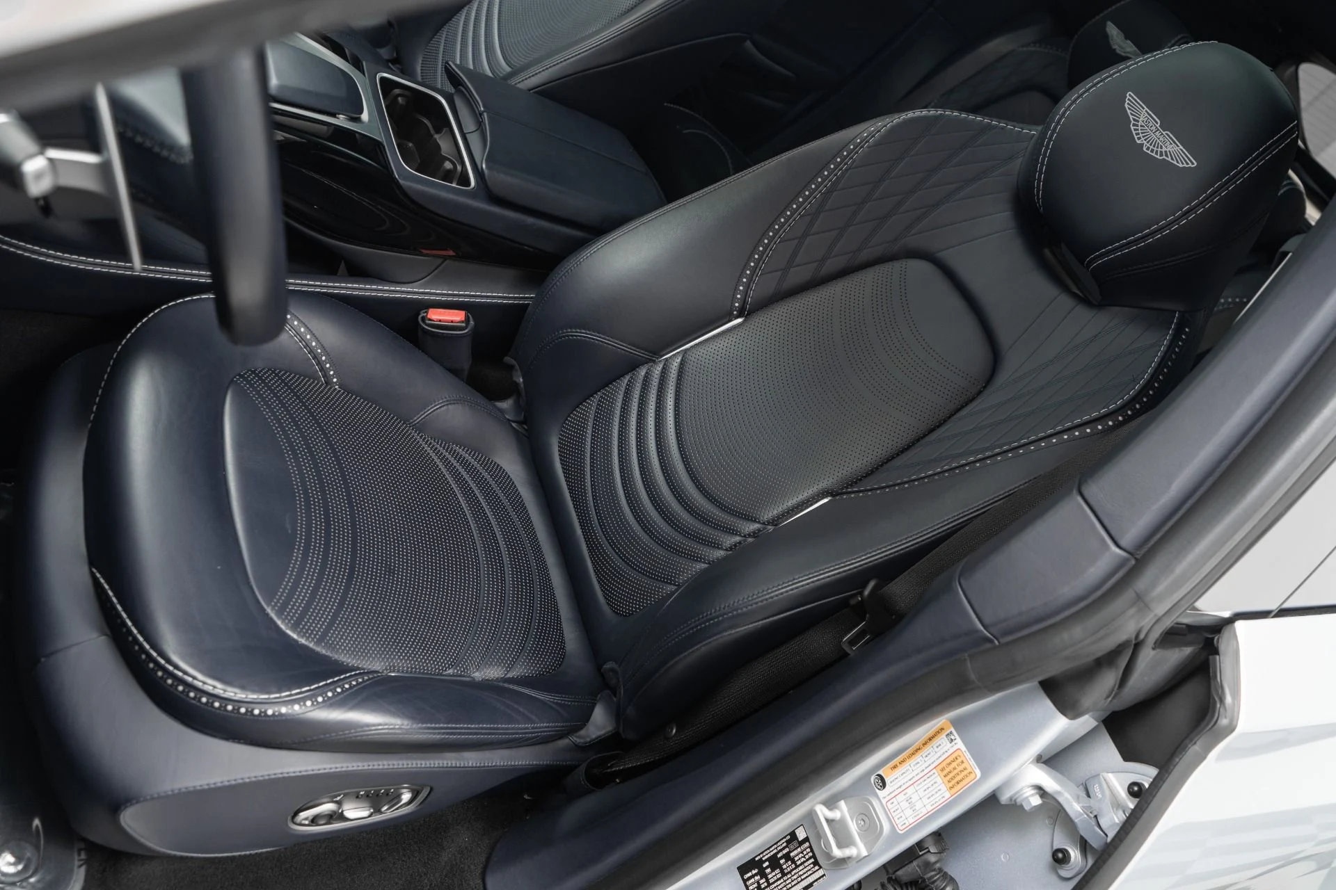 mph024_1862367475_Used_2022_Aston_Martin_DBX_Inspire_Interior_Panoramic_Glass_Roof_1768577426_5e5c1ce444