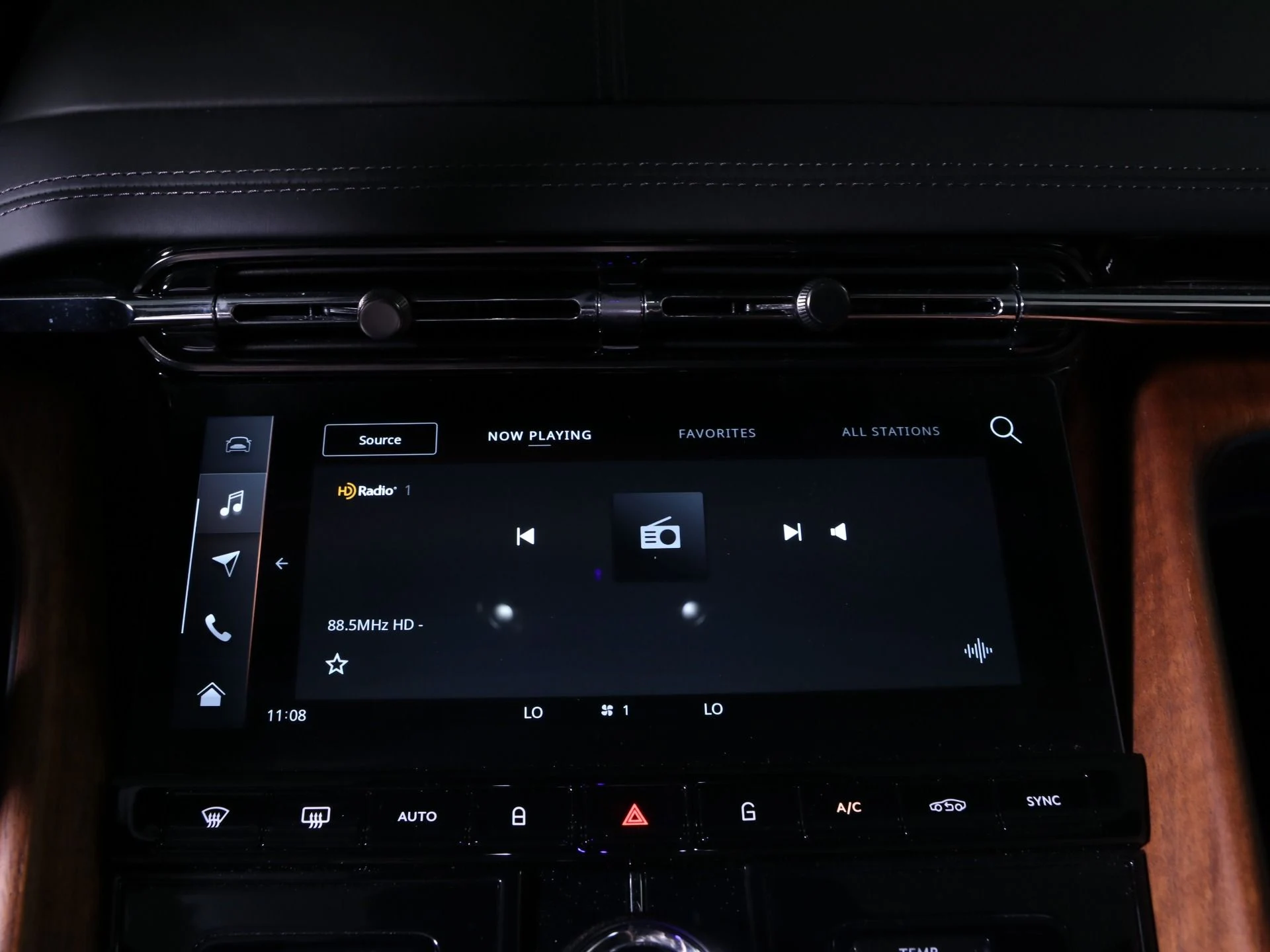 mph024_1878684870_Used_2025_Aston_Martin_DB_12_Volante_1758482753_14b58fe010