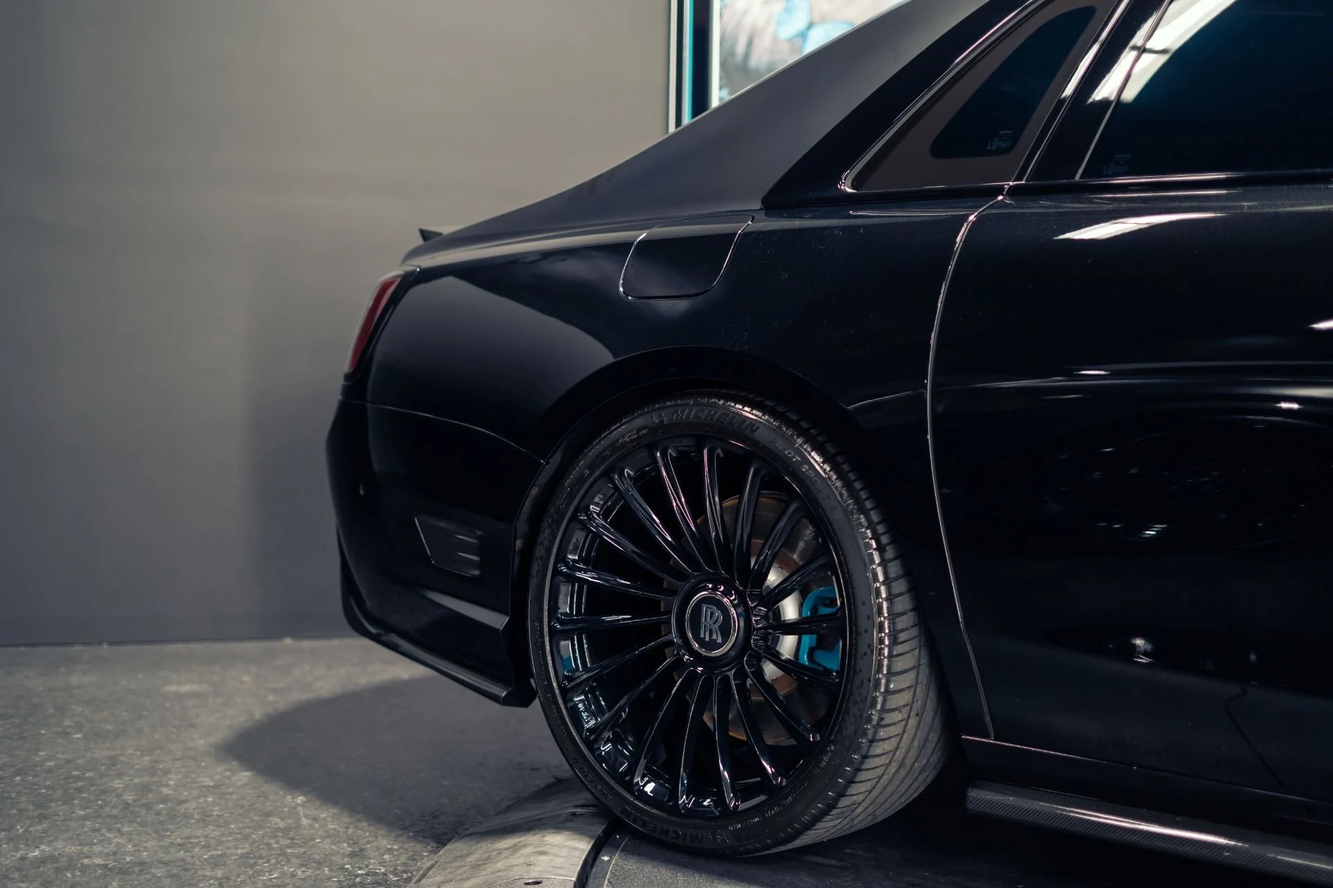 mph024_1879312389_Used_2022_Rolls_Royce_Black_Badge_Ghost_Carbon_Urban_Kit_1782178796_90d3ff7ed0