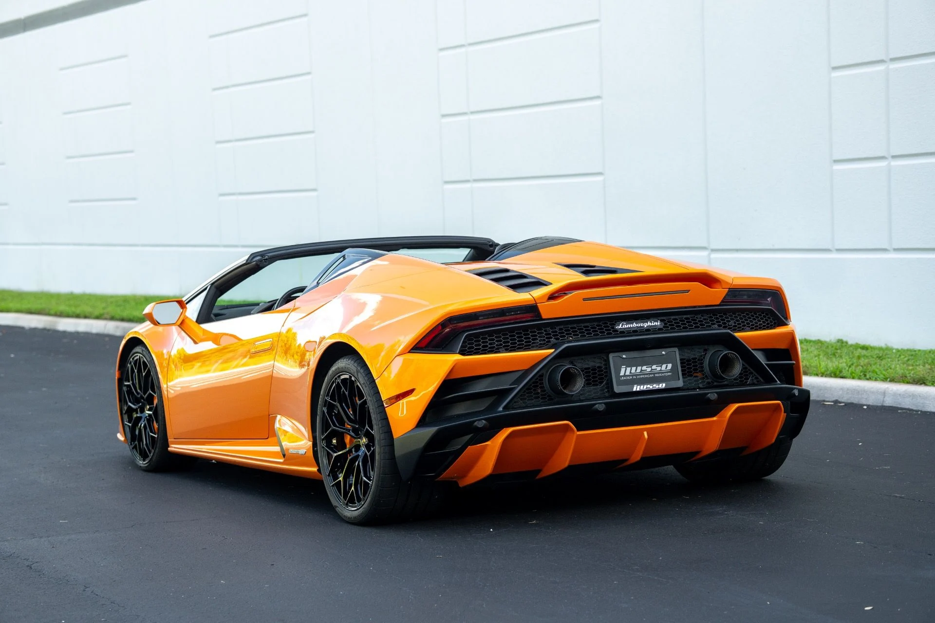 mph024_1880889330_Used_2021_Lamborghini_Huracan_EVO_Spyder_1758042504_e3cd61a07c