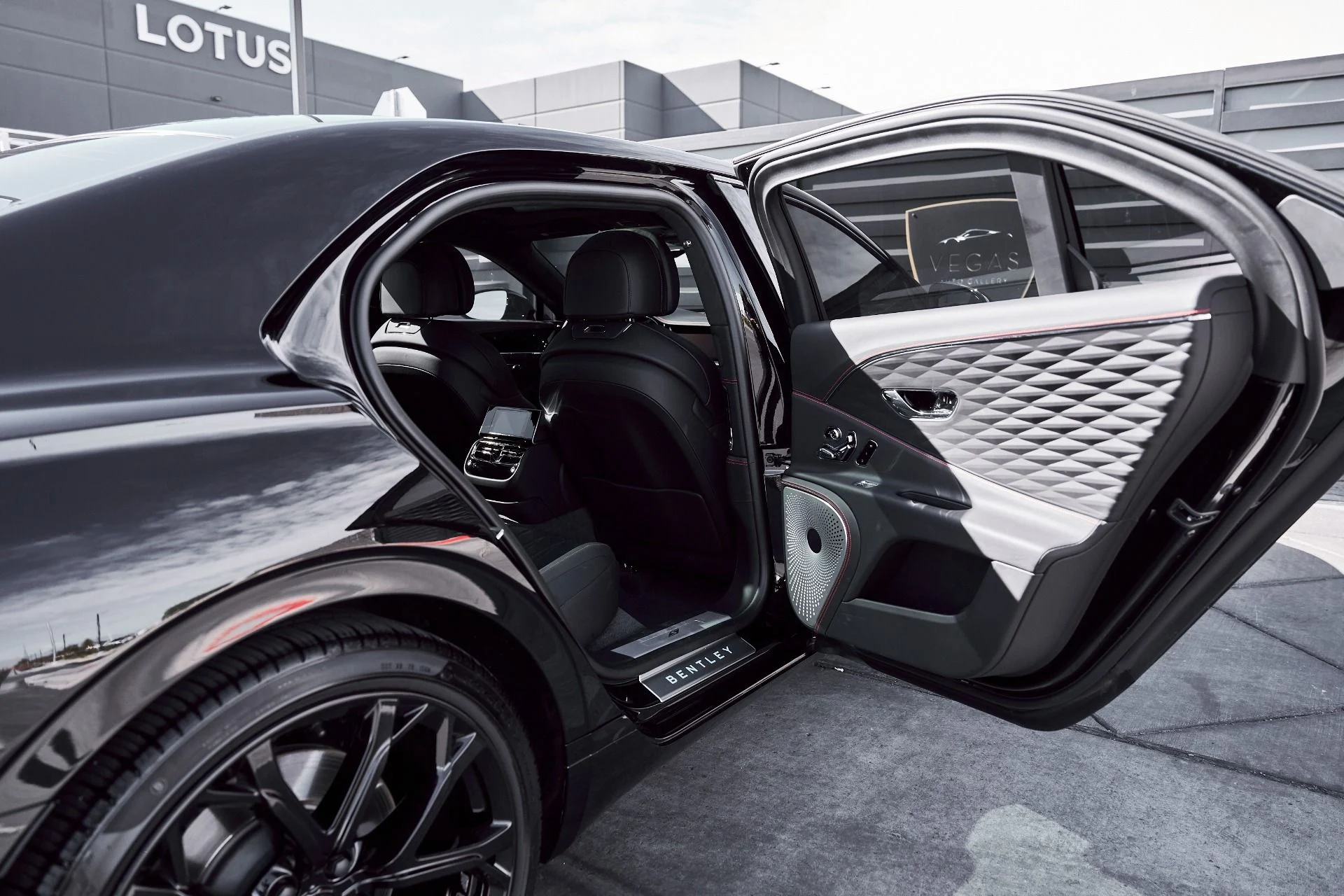 mph024_189999660_Used_2023_Bentley_Flying_Spur_S_1770950657_9c8c8cb401