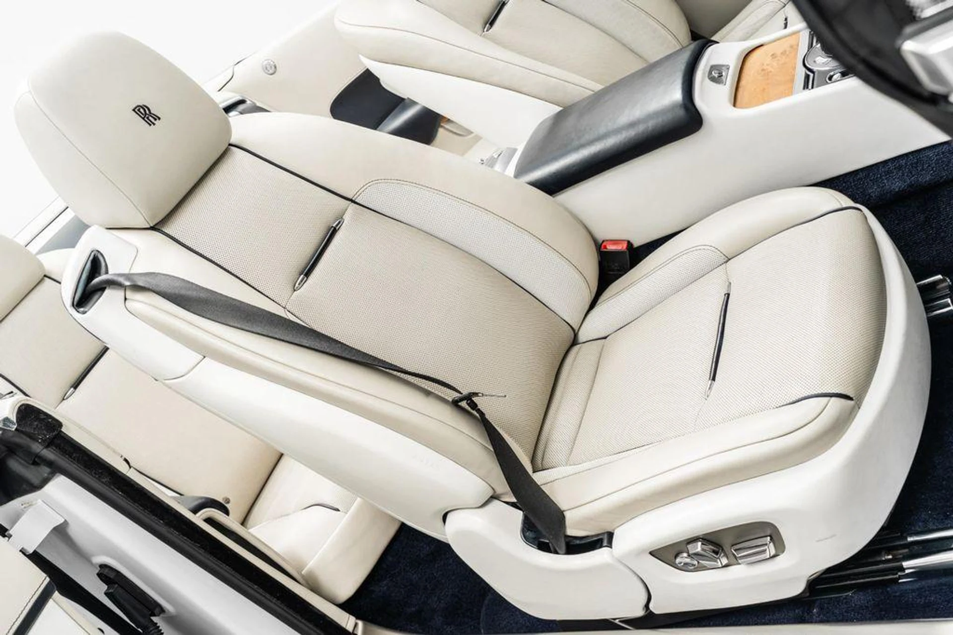 mph024_1902293975_1_NLC_Zvcu_Xuv_D_Sq_XFO_3u_Veao_Uow_5f308a3f2e