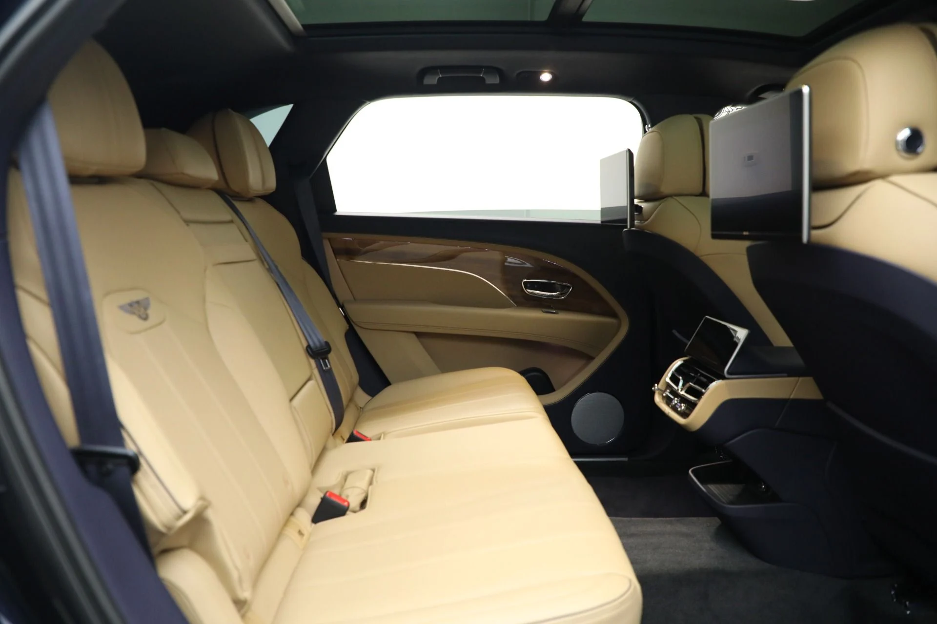 mph024_1906984116_Used_2024_Bentley_Bentayga_EWB_V8_1785184003_999d08c4f9