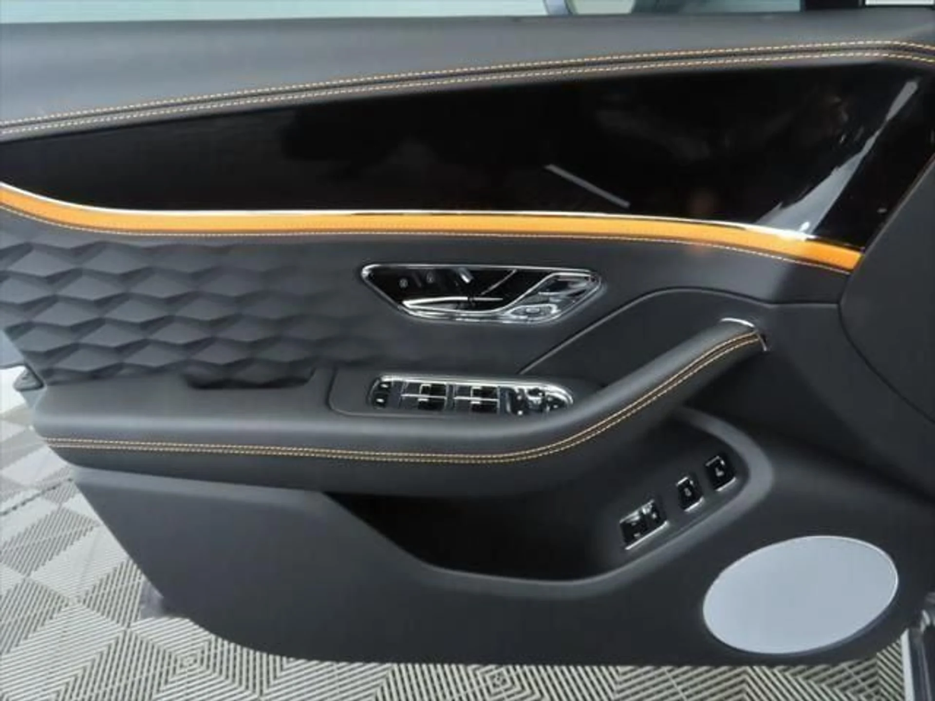 mph024_1912588195_used_2025_bentley_flying_spur_speedsedan_8119_23018472_25_640_4a1d2bdd54