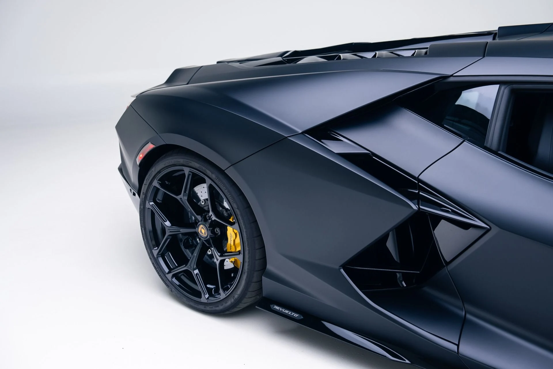 mph024_1918450671_Used_2024_Lamborghini_Revuelto_1764709282_825c5c8bbe