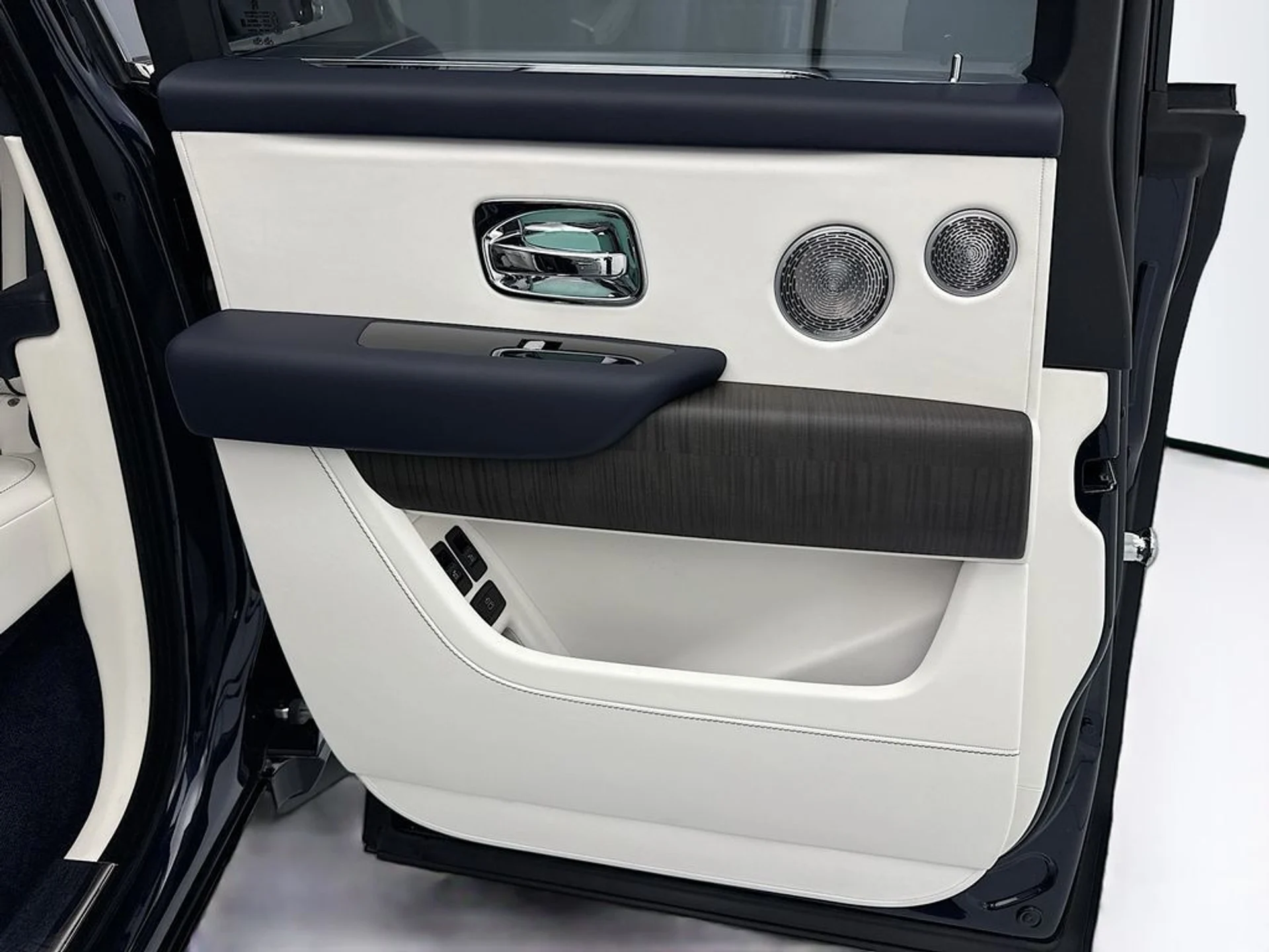 mph024_1944627349_used_2026_rolls_royce_cullinan_sportutility_8119_23009484_25_1024_c097acdec8