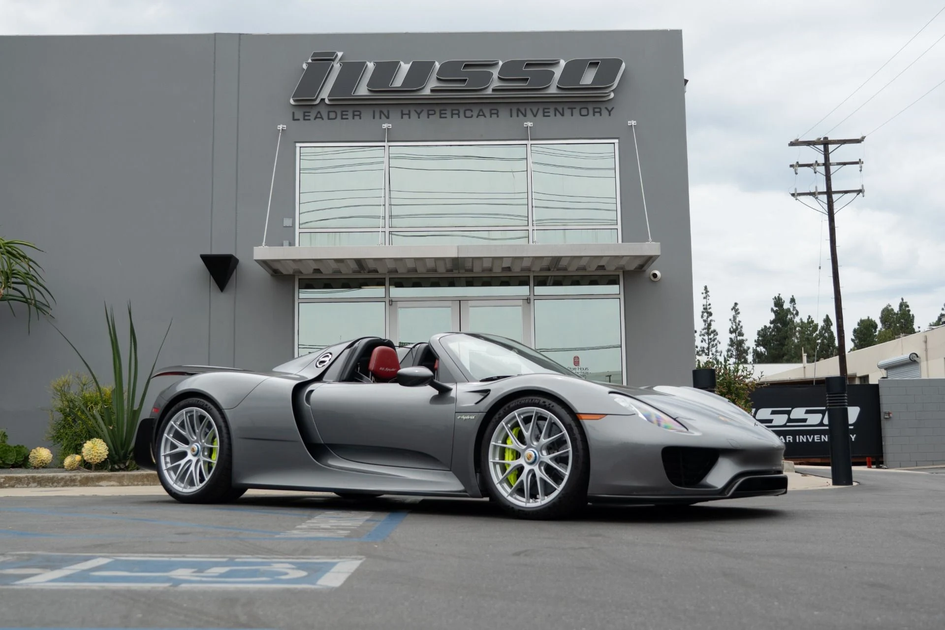 mph024_1951212240_Used_2015_Porsche_918_Spyder_1756496999_2fd4fe8abc