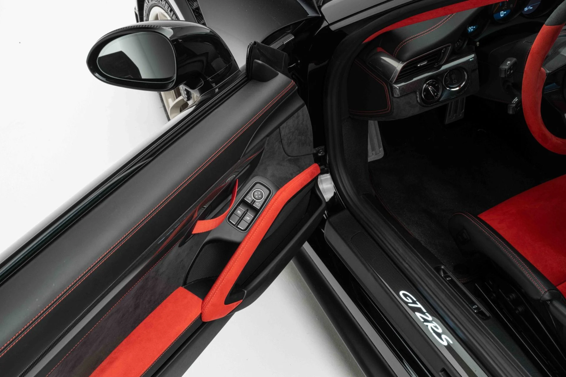 mph024_1964800312_Used_2018_Porsche_911_GT_2_RS_1774025658_e3308e62a3