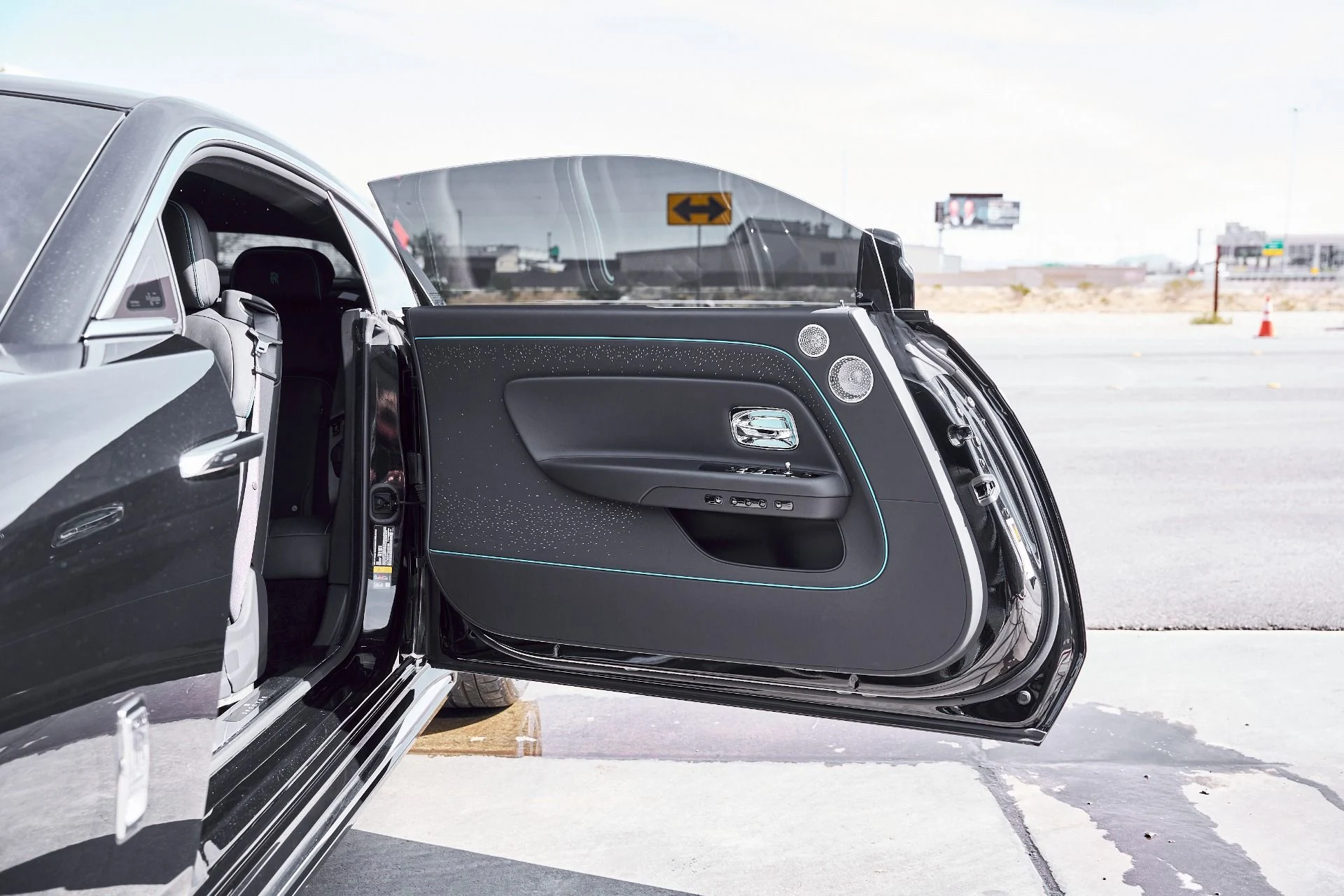 mph024_198618214_Used_2025_Rolls_Royce_Spectre_Base_1771642450_5a1aa0b0f5