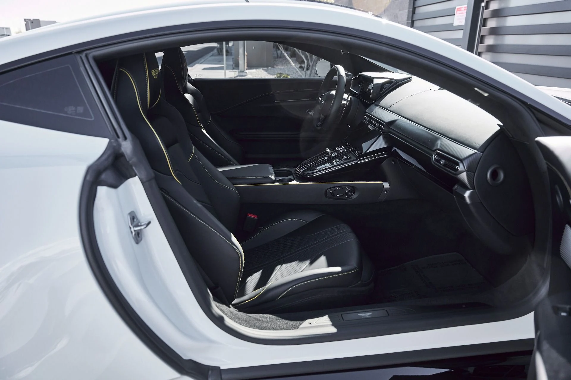 mph024_2013529392_Used_2025_Aston_Martin_Vantage_Base_1771099458_6e4a4d6944