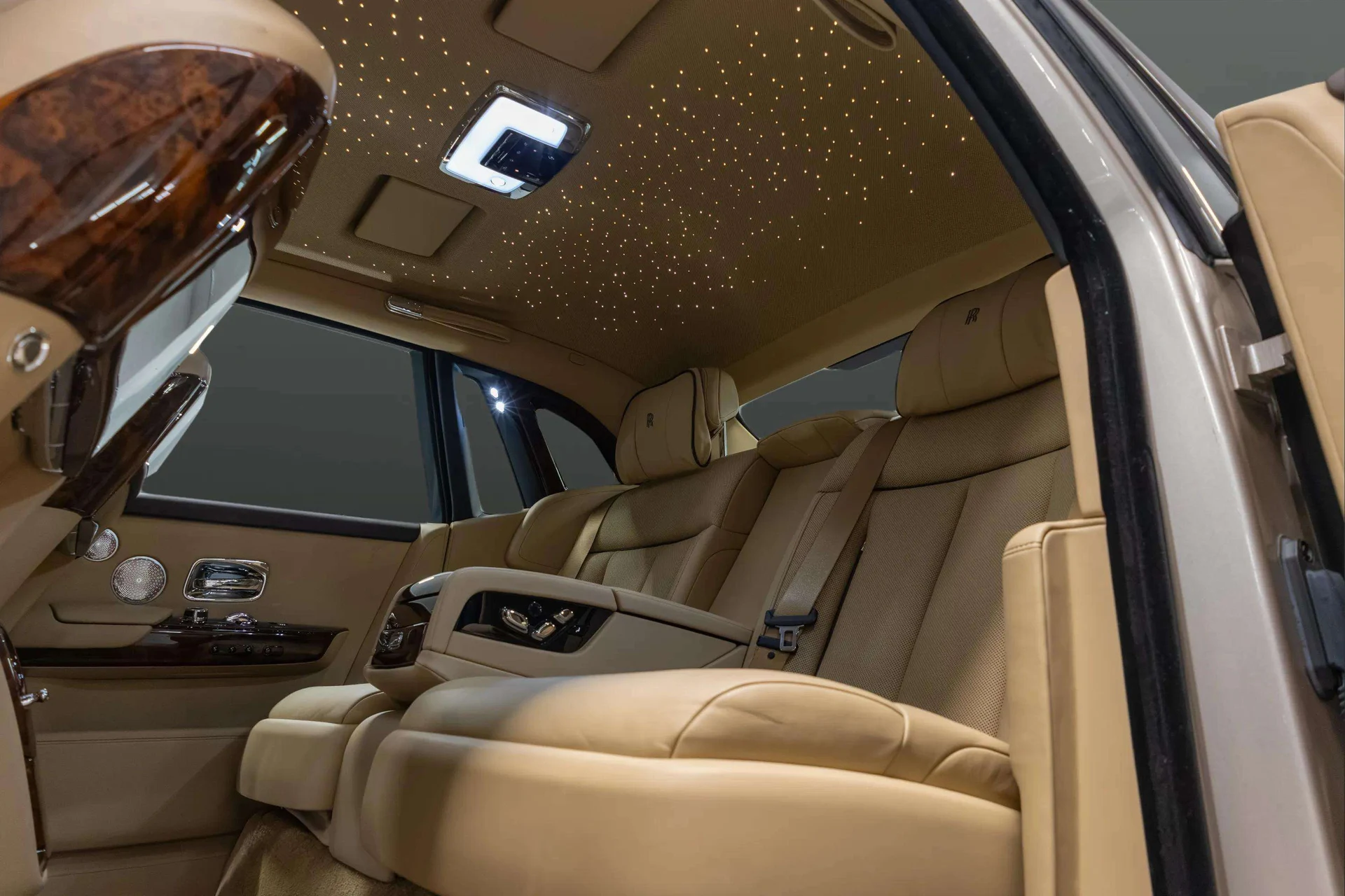 mph024_2048390745_33efa499_ed8a_45d4_a225_364e77143a1d_201920_Rolls_Royce20_Phantom2028_SCA_687_S59_KU_10466929_24_11045ae301
