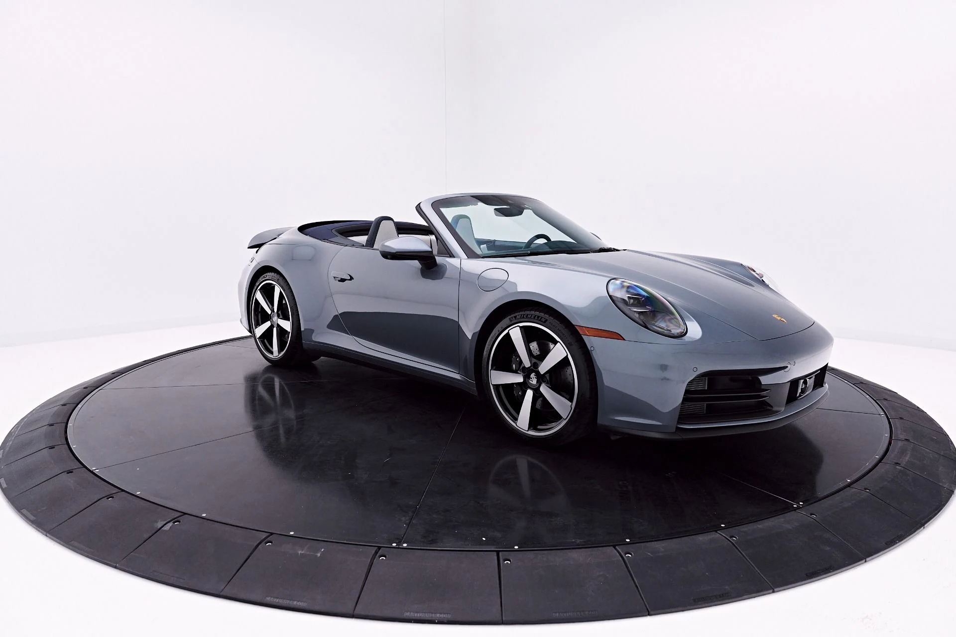 mph024_2059516990_Used_2025_Porsche_911_Carrera_1777504768_6ae88f9784