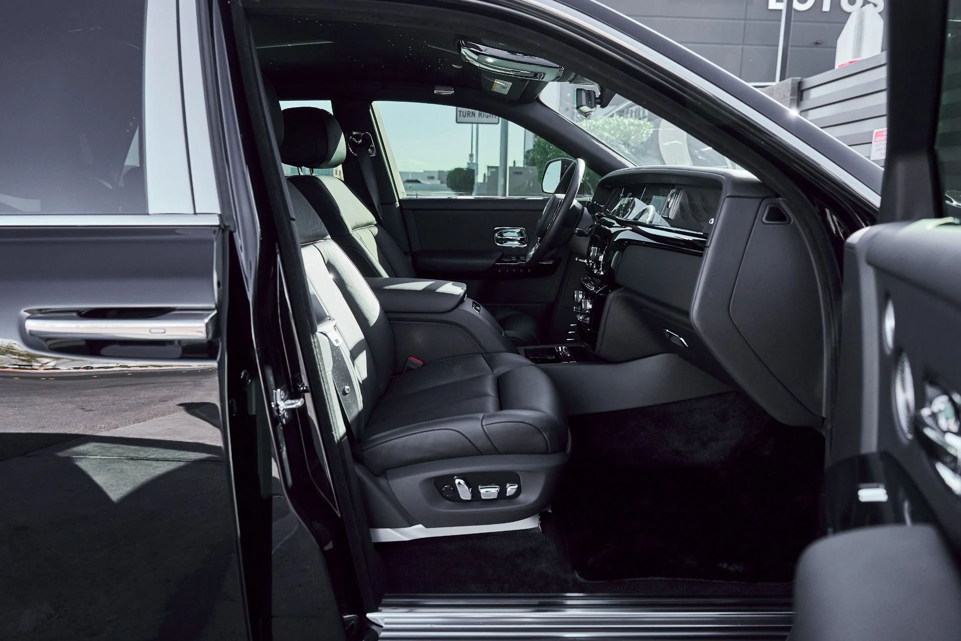 mph024_2060572706_Used_2024_Rolls_Royce_Phantom_Base_1770700068_c3bf04d576