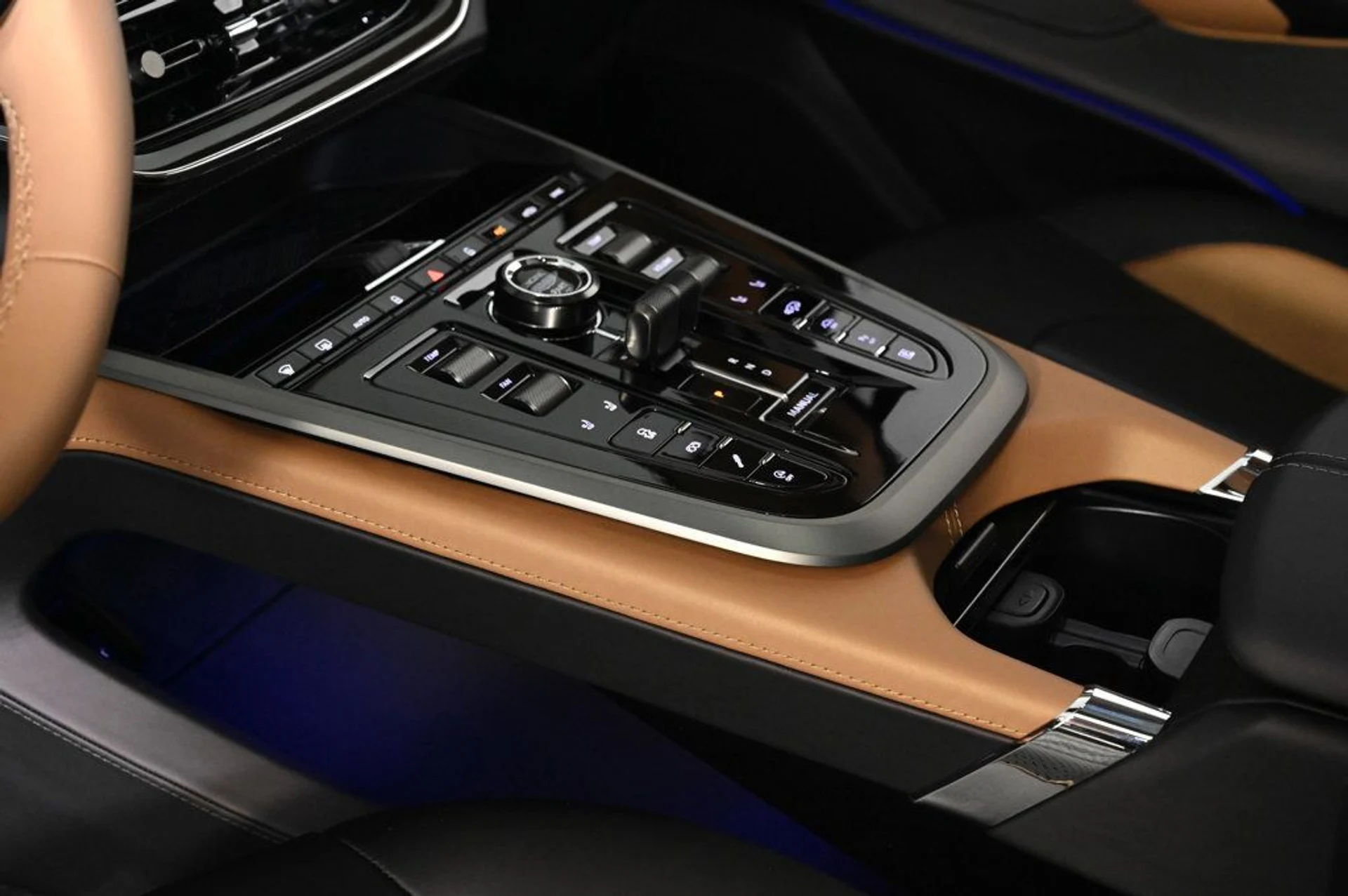 mph024_2068485207_new_2026_aston_martin_dbx_707awd_11350_22969436_24_1024_931b5a8188