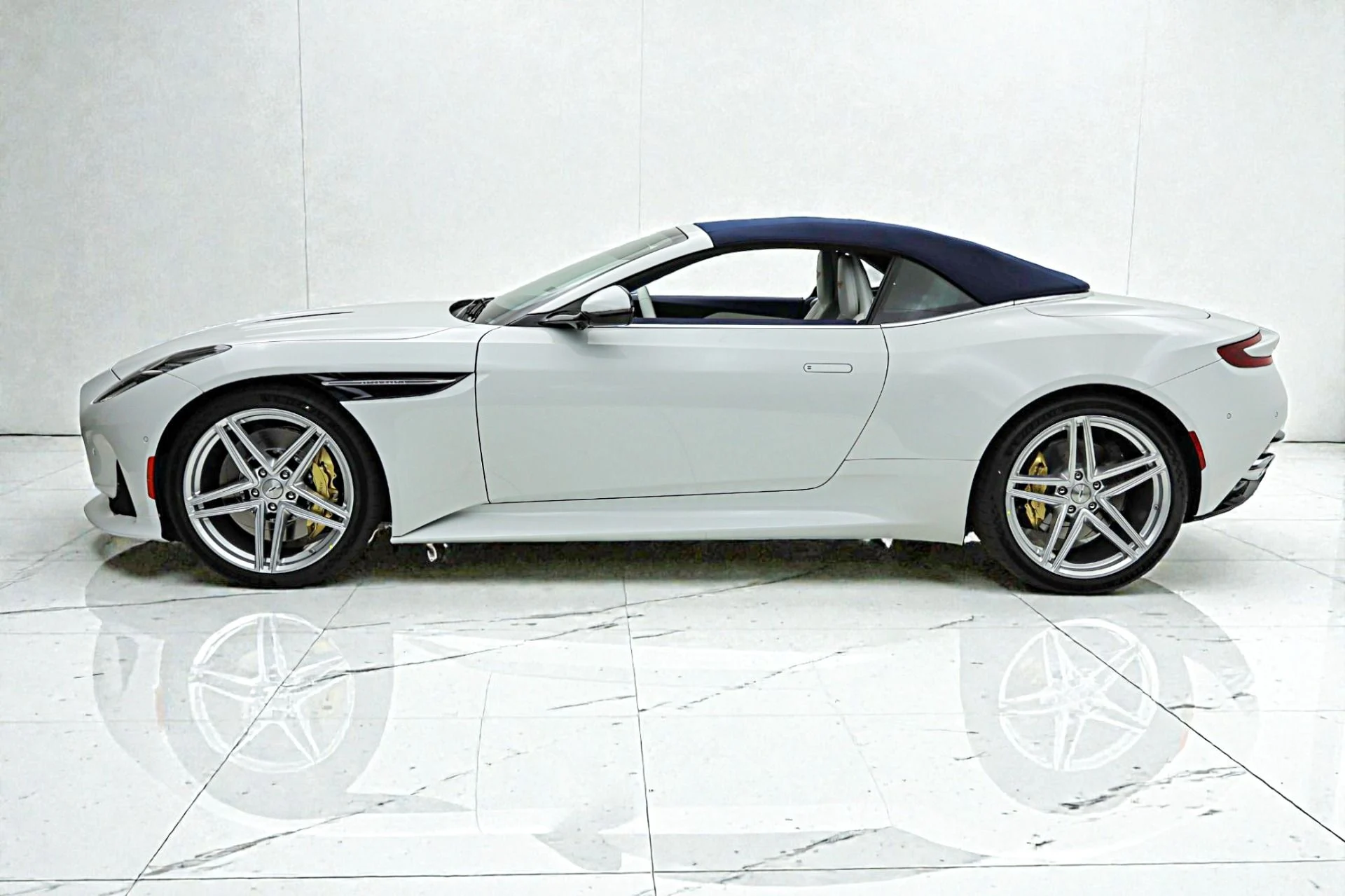 mph024_2093353553_New_2026_Aston_Martin_DB_12_Volante_6b2e67de7f