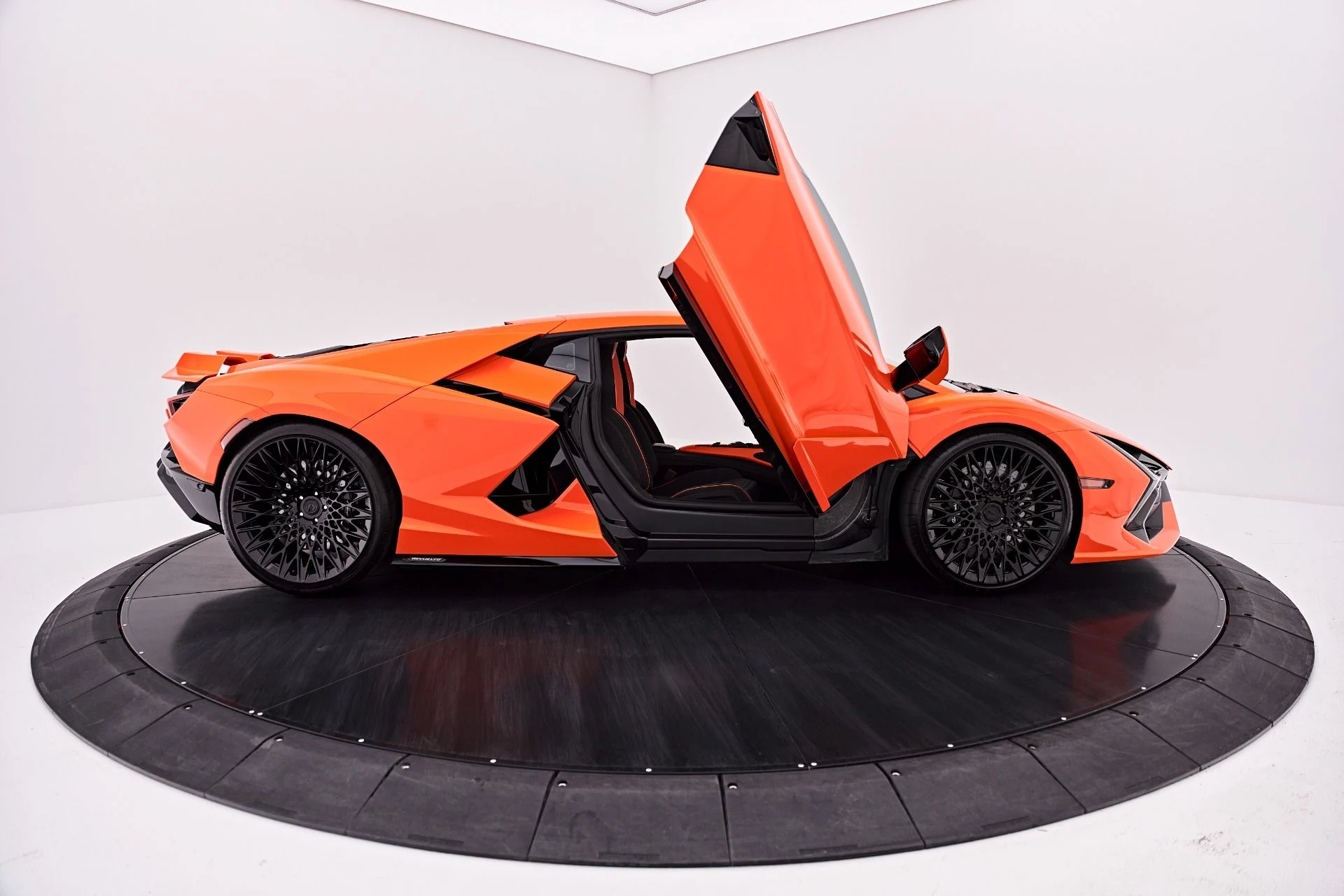 mph024_2097229636_Used_2024_Lamborghini_Revuelto_Base_1787792752_250d96d249