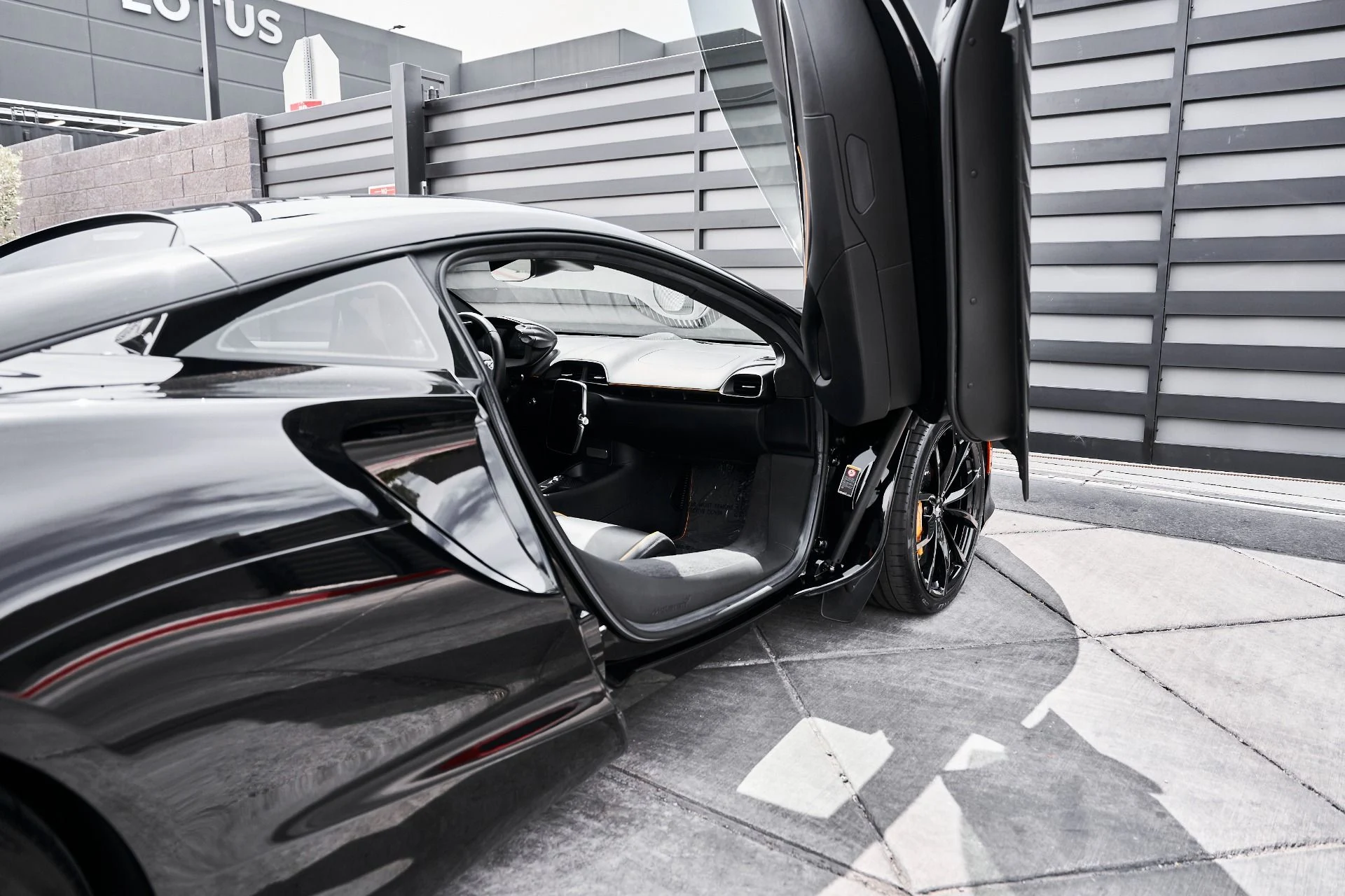 mph024_2100953000_Used_2024_Mc_Laren_Artura_1775583334_691be53943