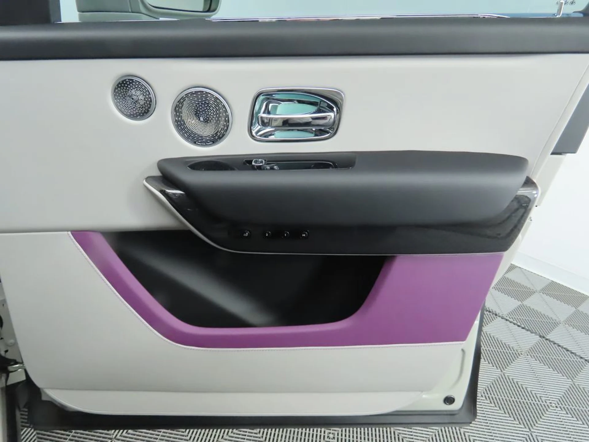 mph024_210100885_used_2023_rolls_royce_cullinan_blackbadgesportutility_8119_22957248_25_1024_534616cf32