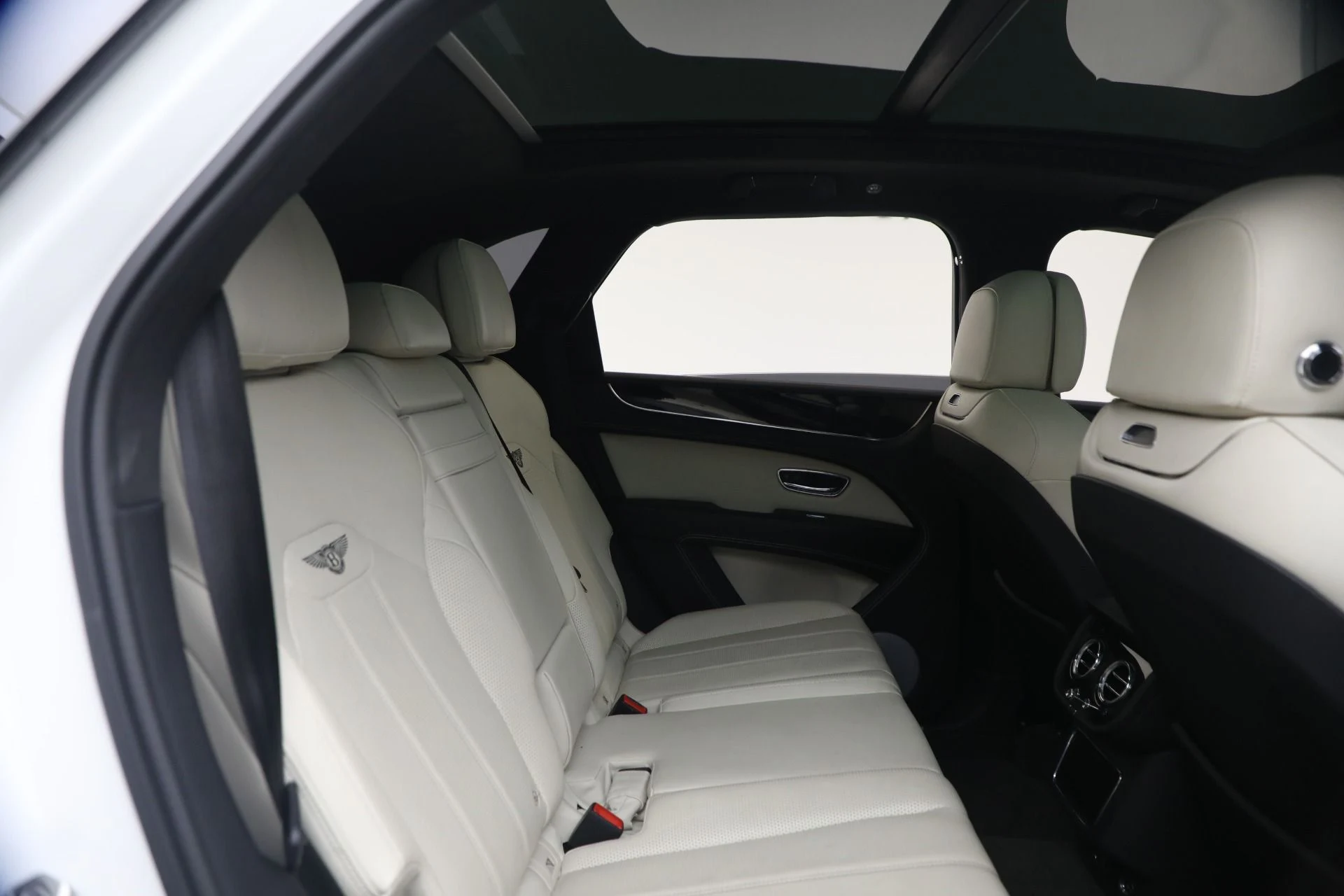 mph024_2109401712_Used_2023_Bentley_Bentayga_V8_1770079262_80f3ad097a