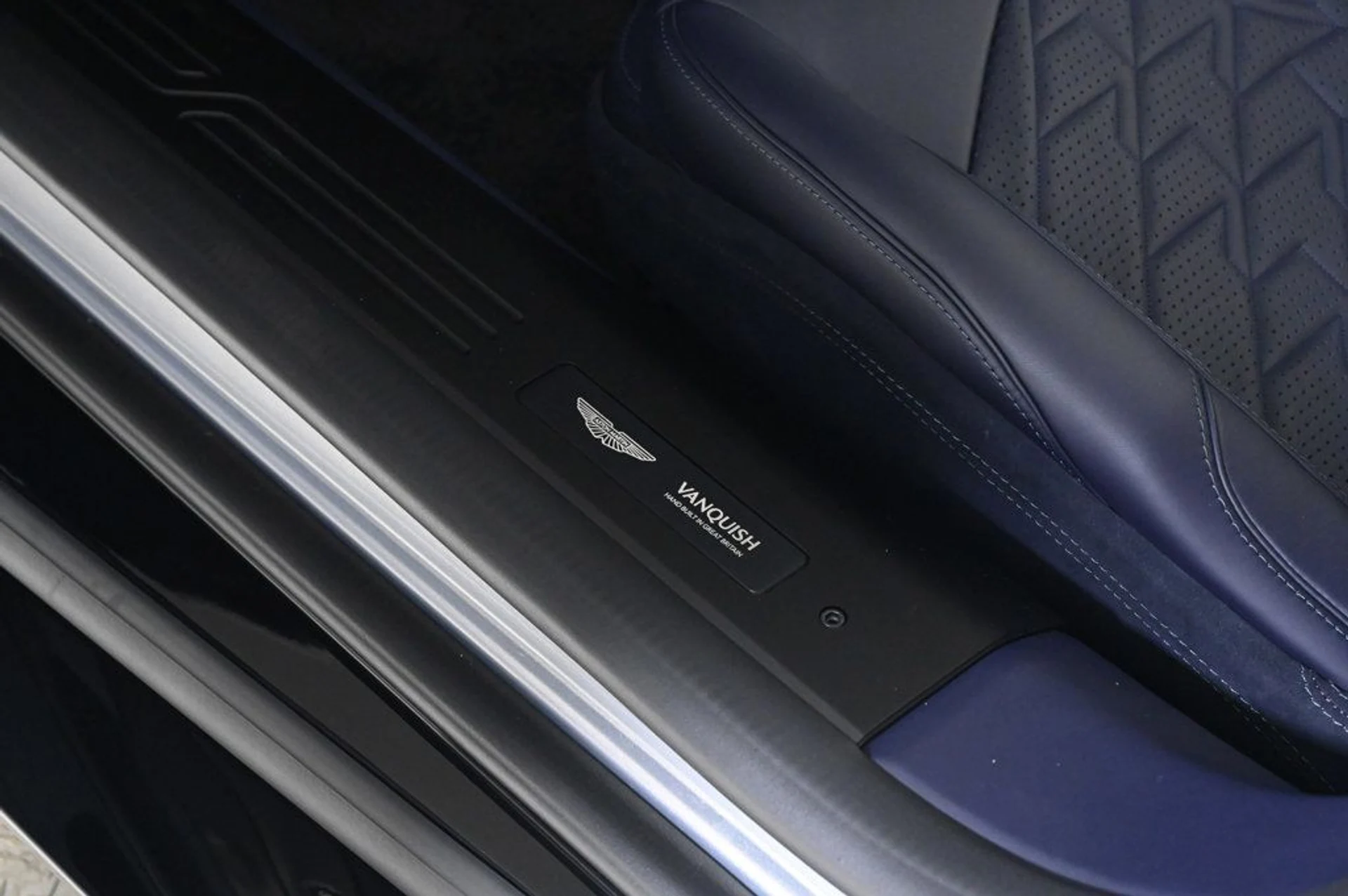 mph024_2126831690_new_2026_aston_martin_vanquish_volante_11350_22980293_25_1024_ac2660114b