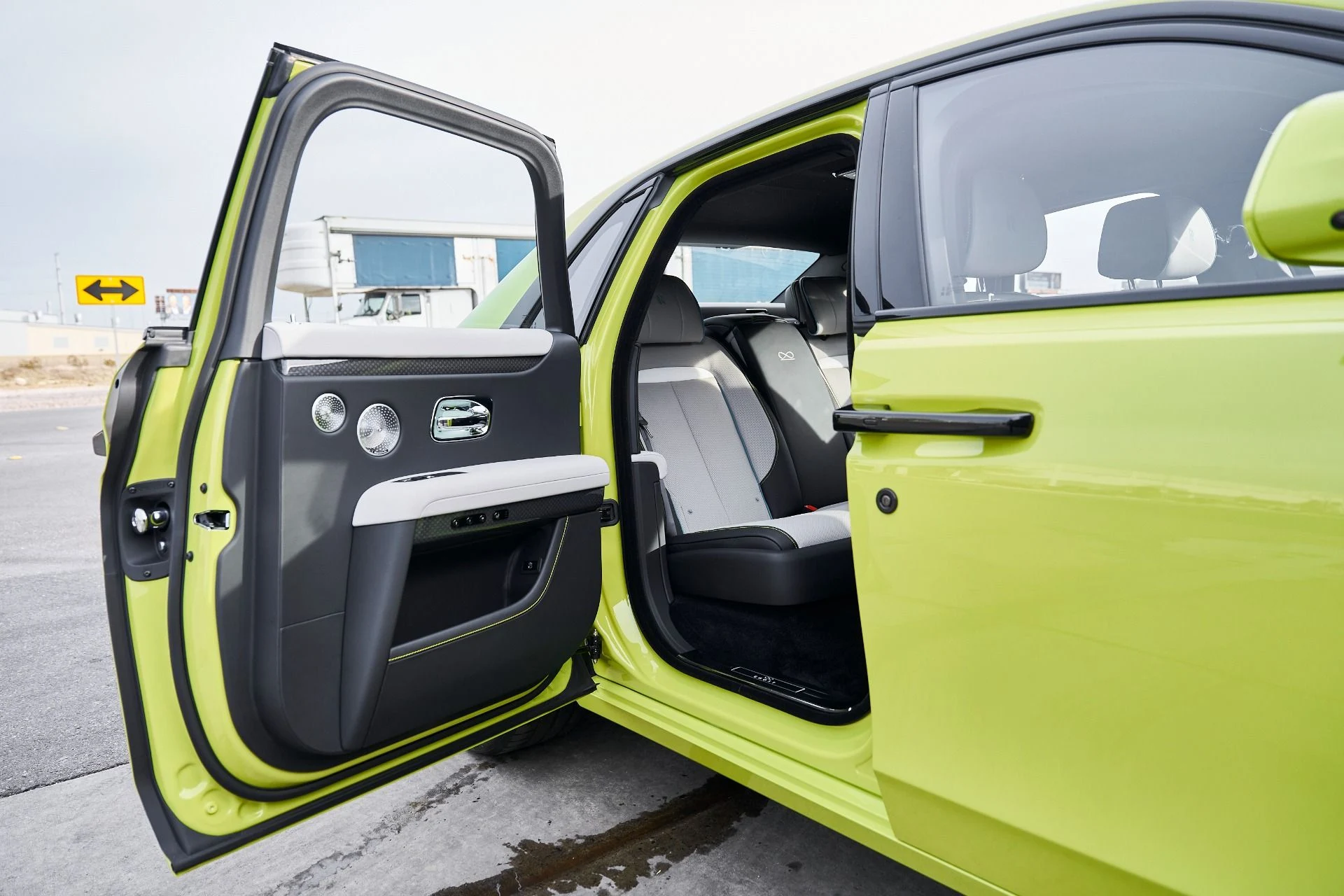 mph024_2127002426_Used_2025_Rolls_Royce_Ghost_Black_Badge_1769049489_a4cacc6a6e