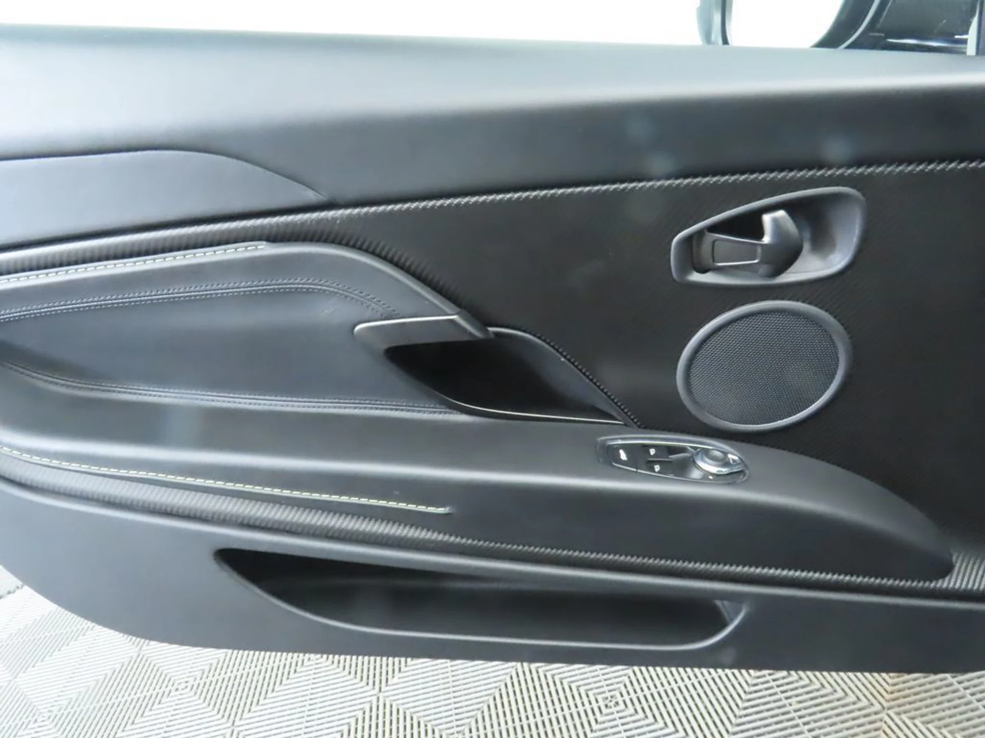 mph024_2131759247_used_2019_aston_martin_db11_amrcoupe_8119_22975631_25_1024_9621e84396