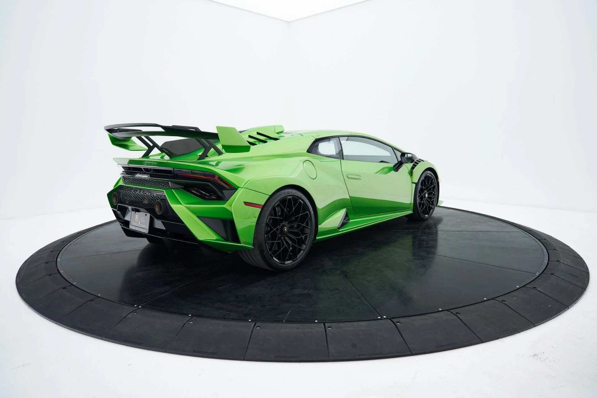 mph024_2160012708_Used_2024_Lamborghini_Huracan_STO_Base_1793231421_707cfc8ae8