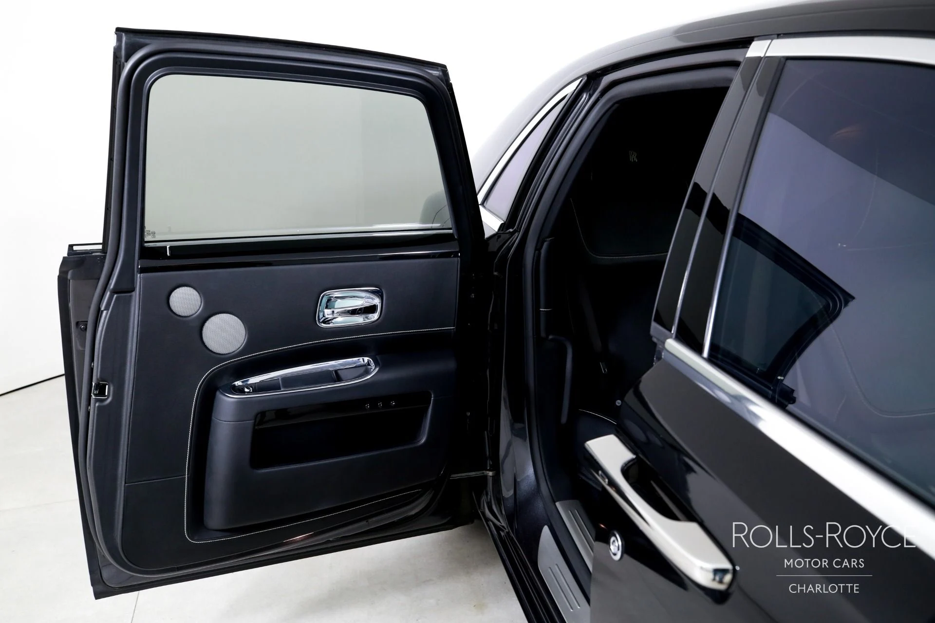 mph024_2165490030_Used_2015_Rolls_Royce_Ghost_1769450770_134c3bb76f