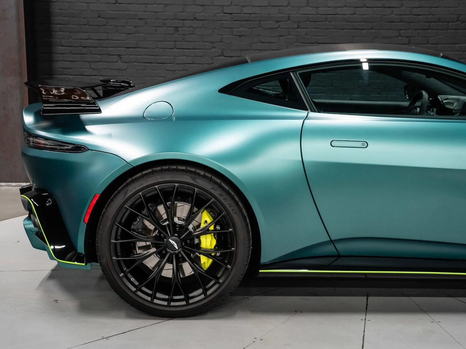 mph024_2175052967_aston_martin_vantage_2023_5d9753de15