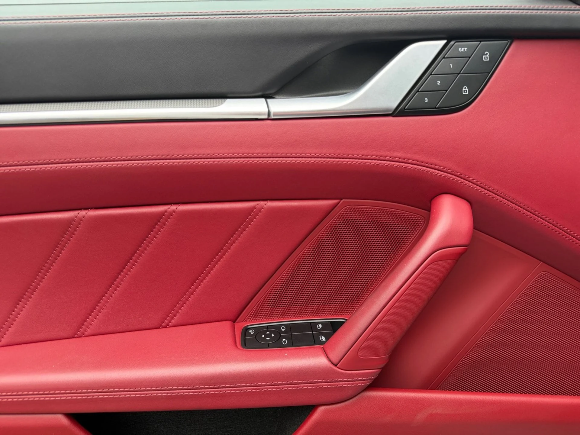 mph024_2179260245_e5da36425a3a6b0cfd13c61531a7f101x_ce895f049b