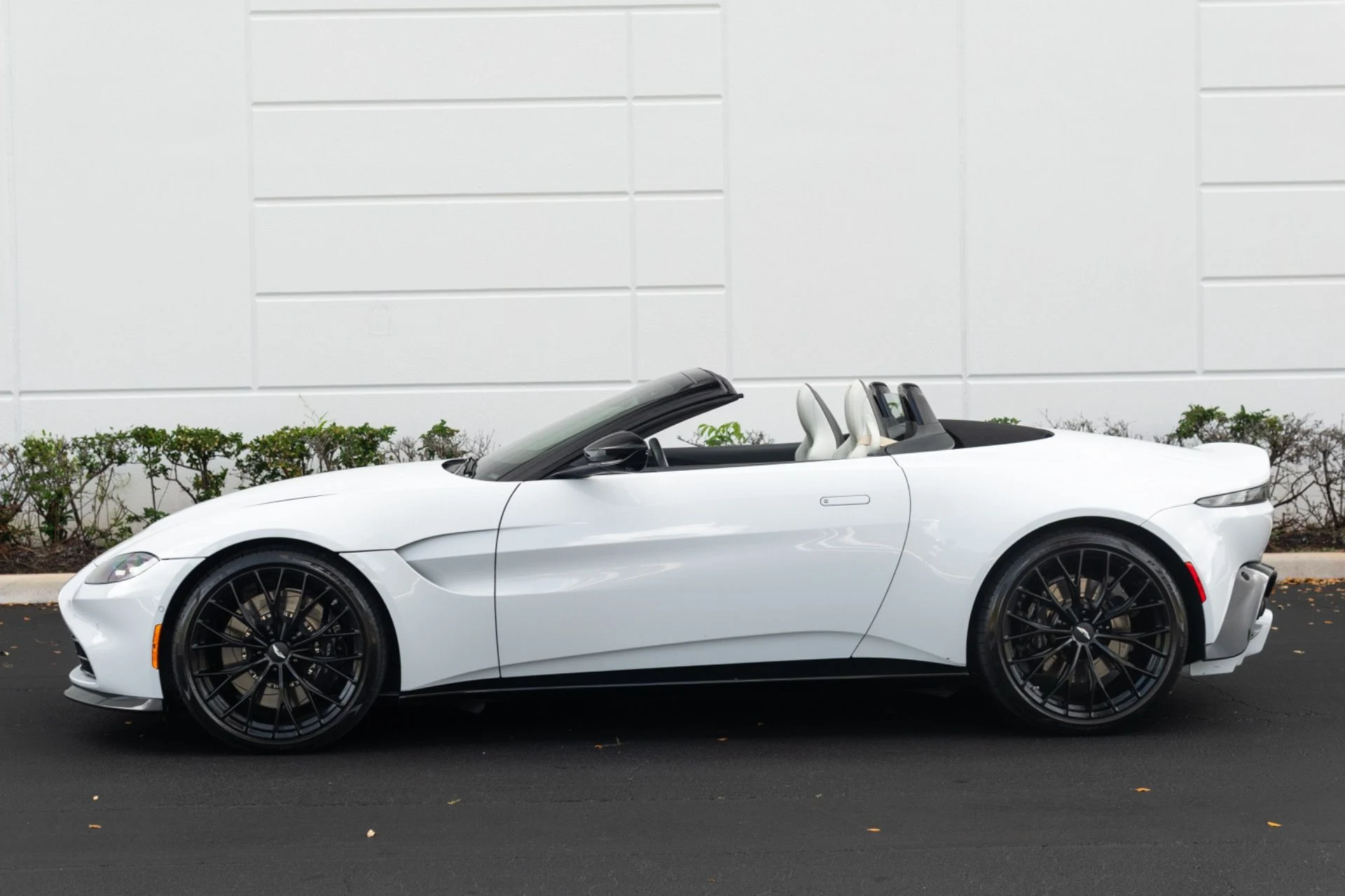 mph024_2182304797_Used_2023_Aston_Martin_Vantage_V8_1773336980_6cb27f6a82