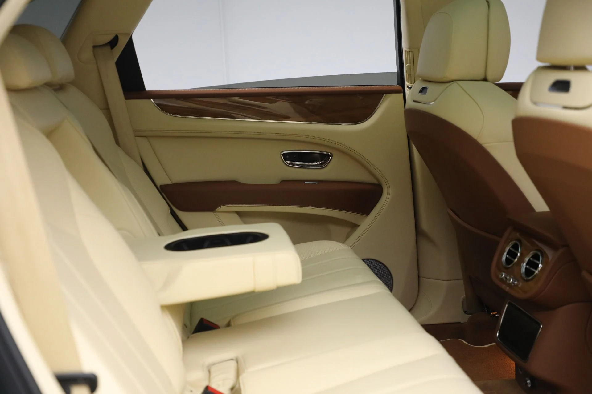mph024_2183657290_Used_2023_Bentley_Bentayga_V8_31601afe77