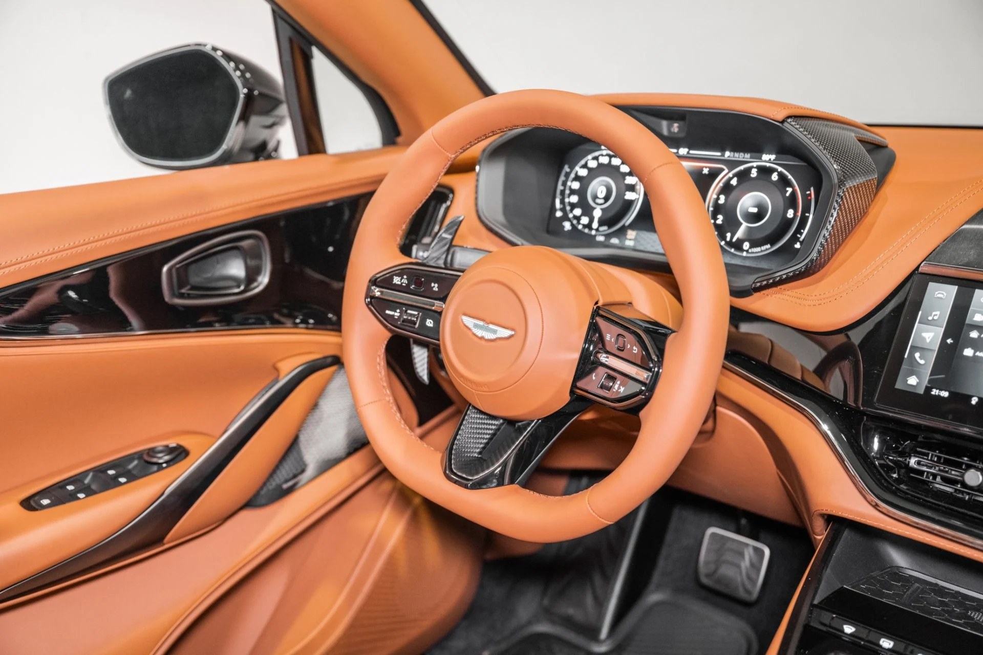 mph024_222718195_New_2026_Aston_Martin_DBX_S_1780937216_8999611c4c