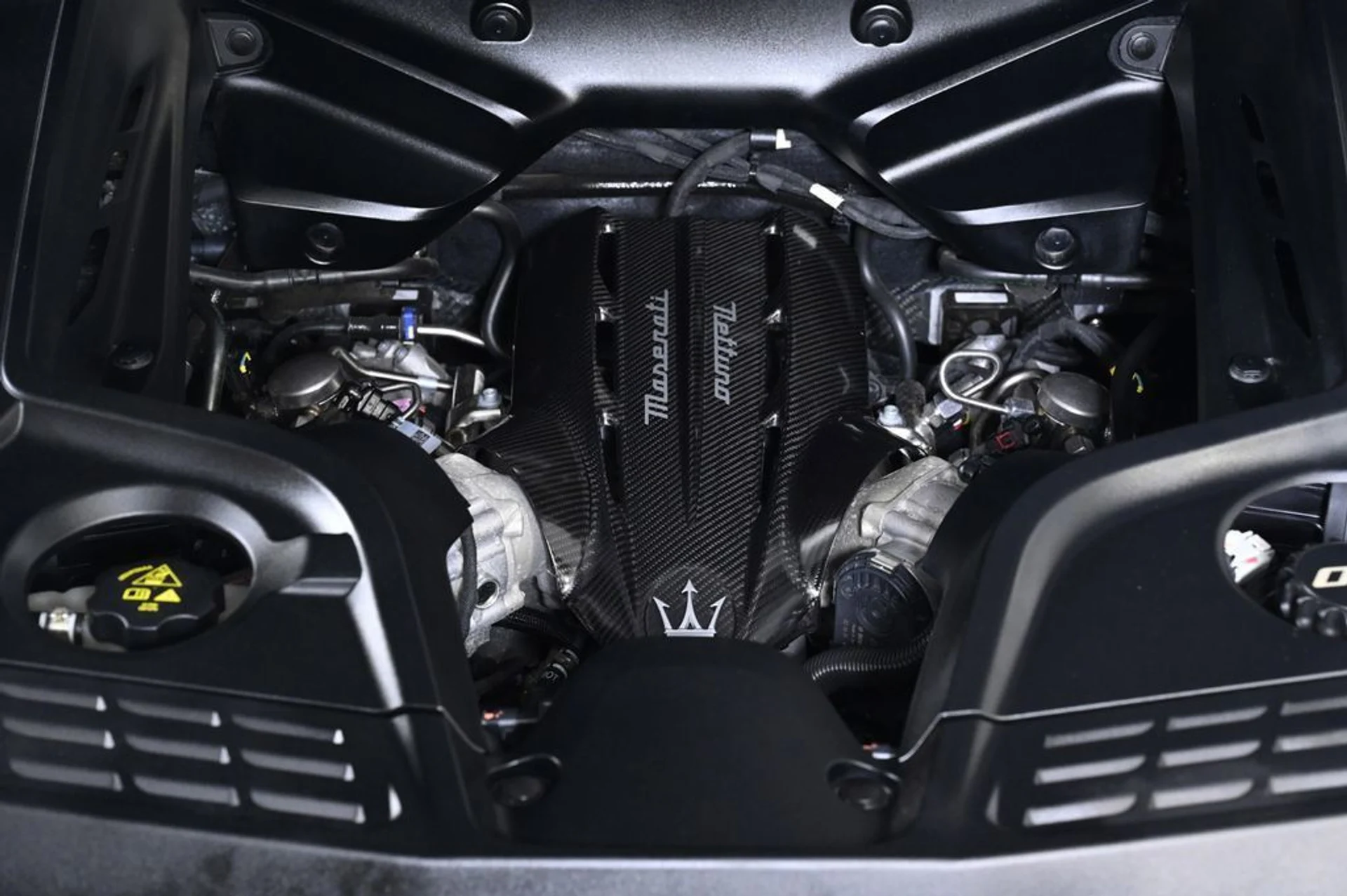 mph024_22291720_used_2023_maserati_mc20_base_11350_22928498_24_1024_38da81ec77