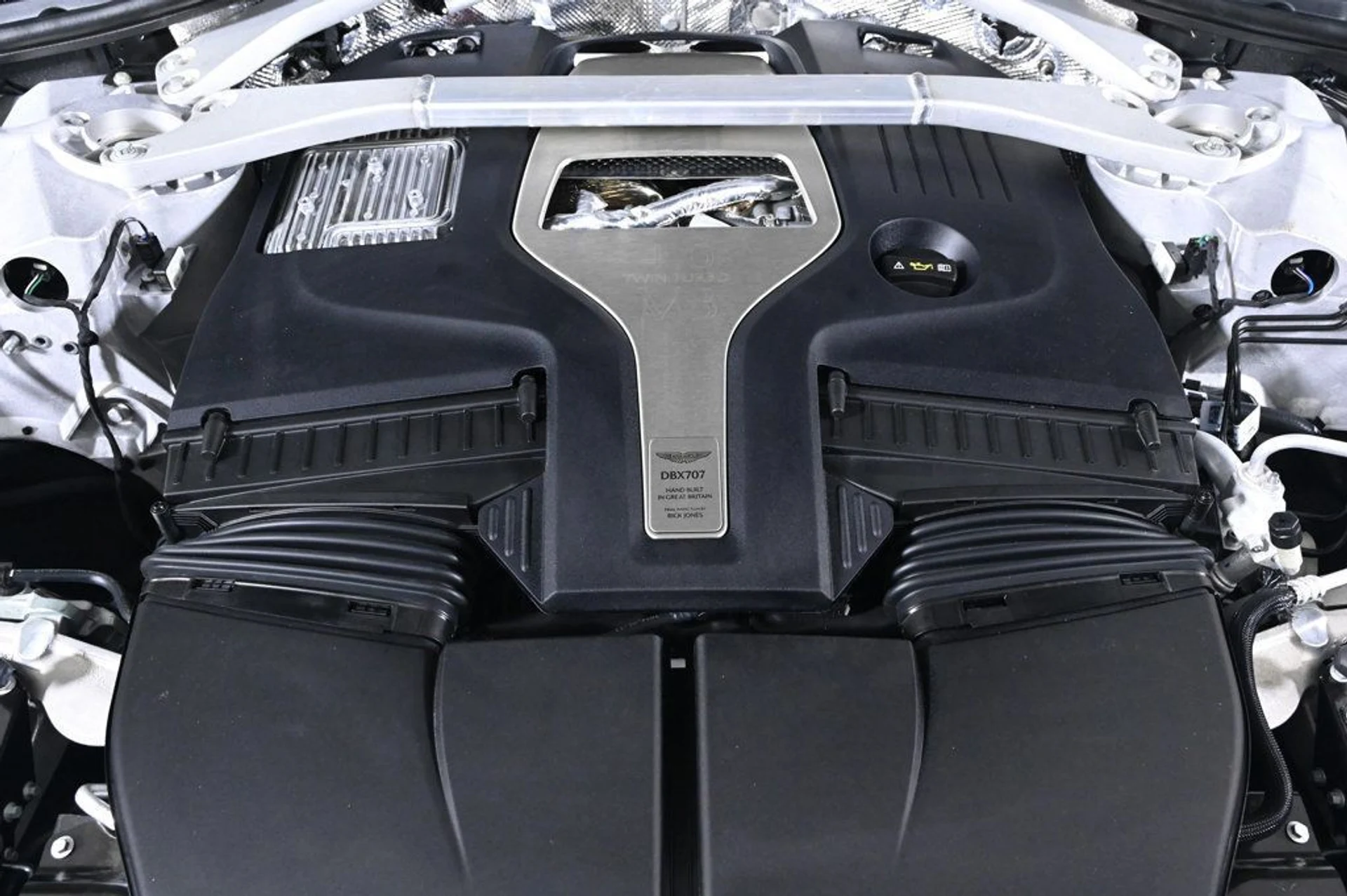 mph024_225174399_new_2026_aston_martin_dbx_707awd_11350_22968765_25_1024_7e028fe62d