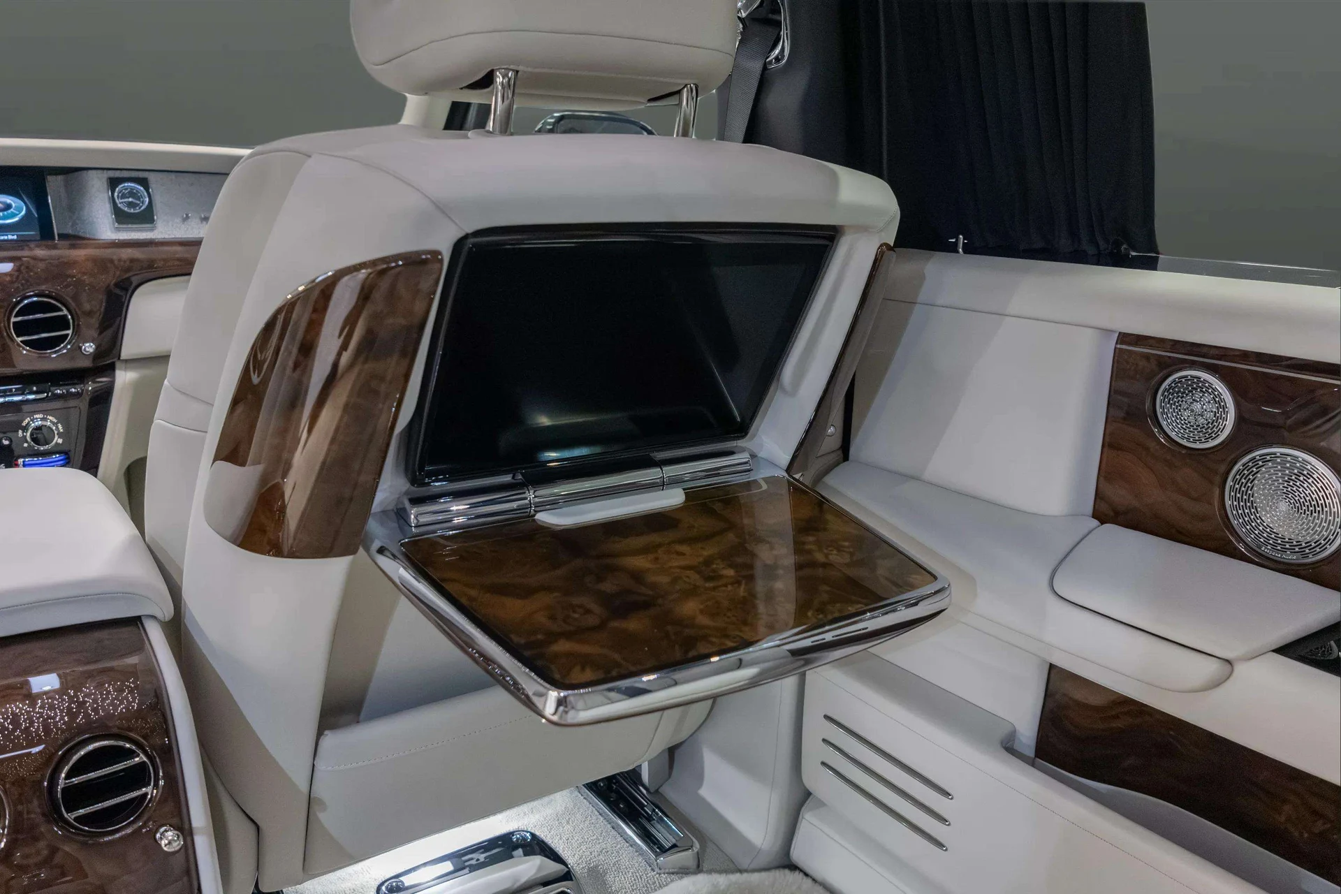 mph024_2260060926_f5ca04e4_1fab_4f43_bd7f_49fa79e012b7_202420_Rolls_Royce20_Phantom20_Extended20_Wheelbase2028_SCATT_8_C02_RU_22331429_24_82907e1187