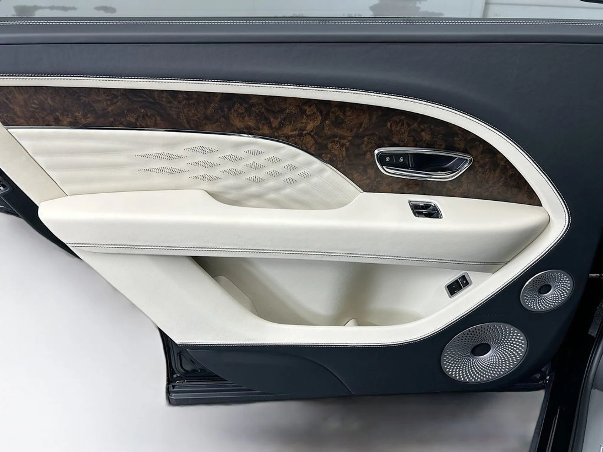 mph024_228768825_used_2025_bentley_bentayga_ewb_v8awd_8119_22989350_25_1024_4185745df3