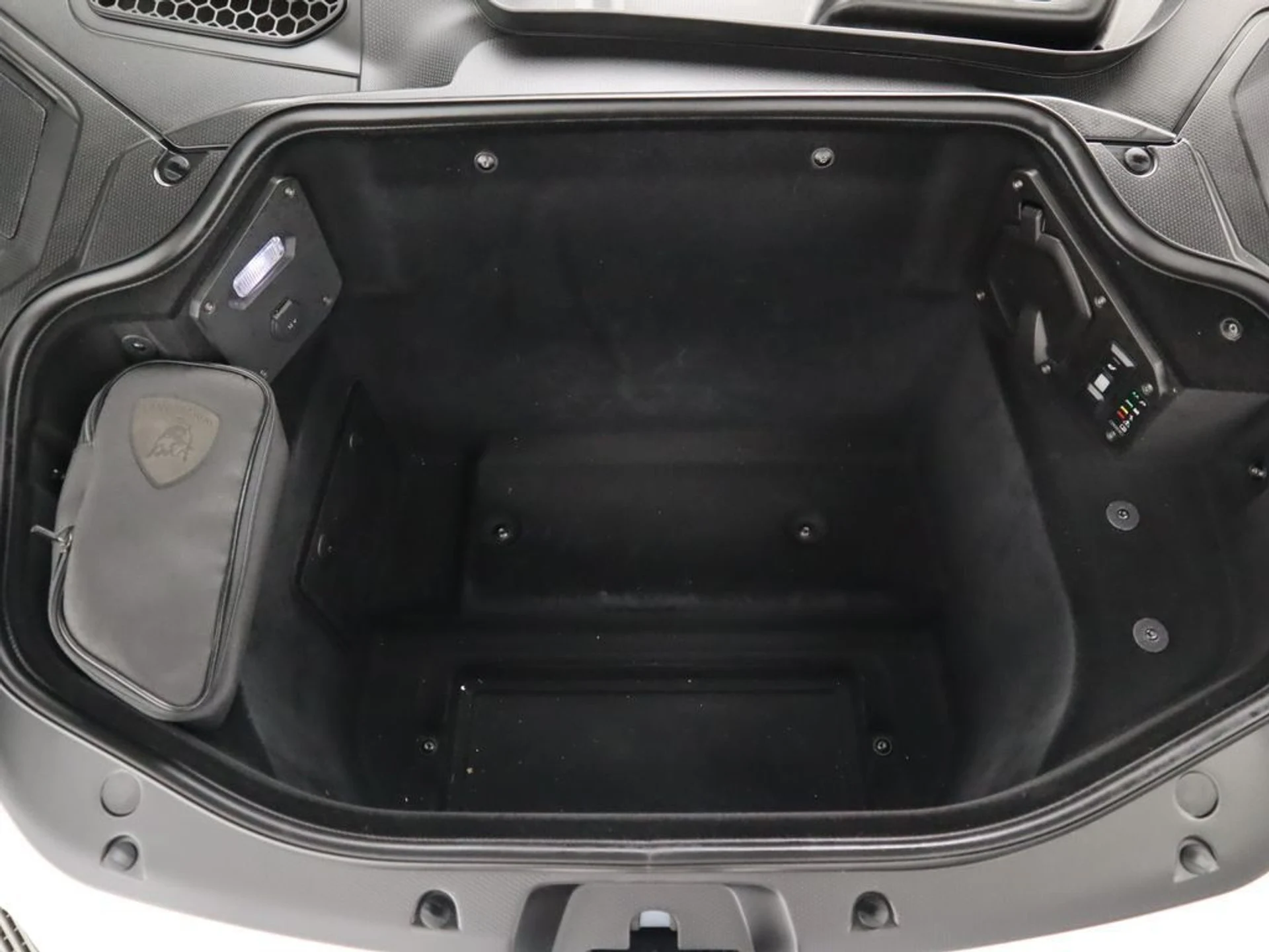 mph024_2300245498_used_2024_lamborghini_revuelto_coupe_8119_23017512_25_1024_ef97c40bda