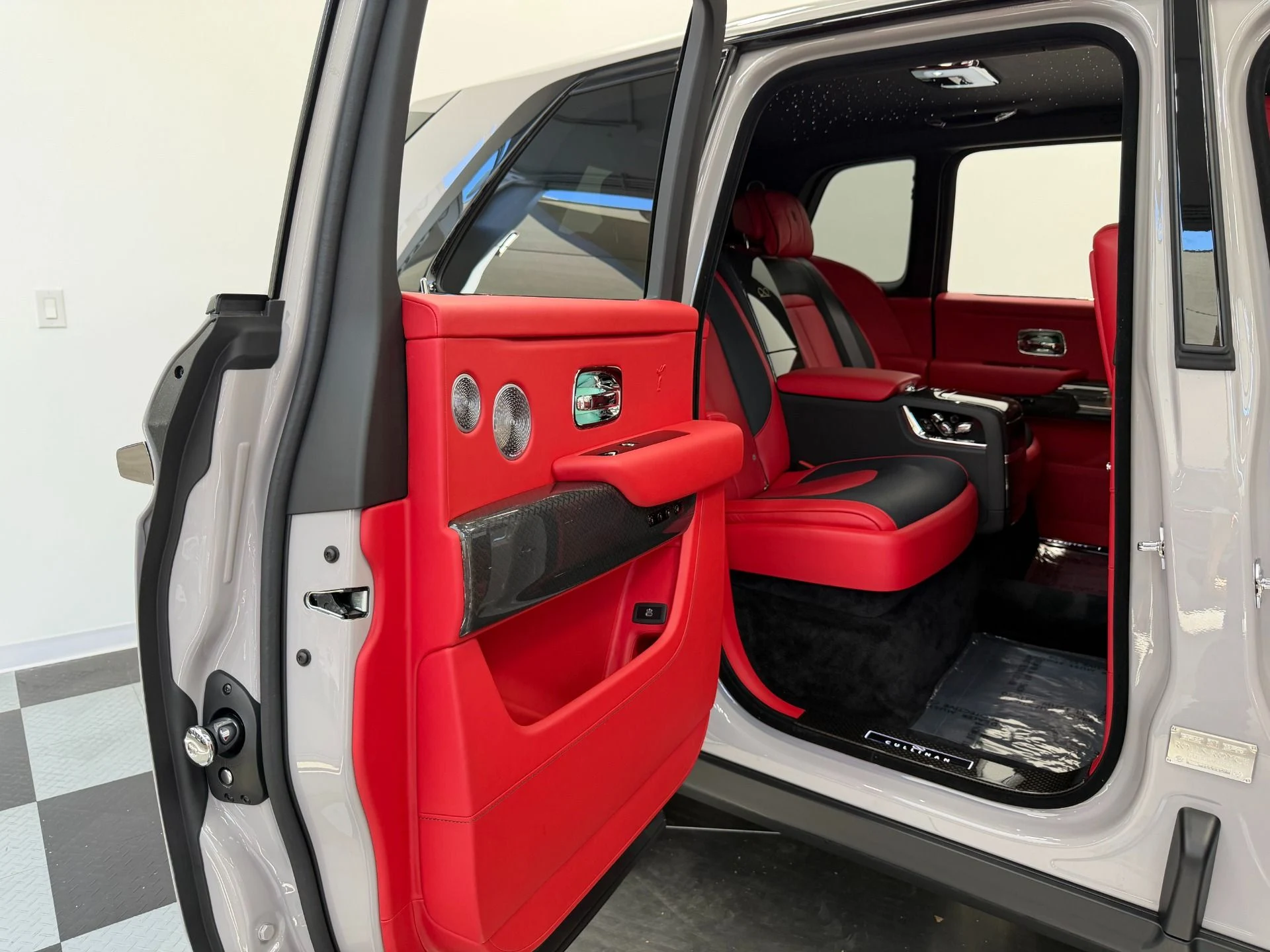 mph024_2313566095_Used_2024_Rolls_Royce_Cullinan_Black_Badge_Immersive_Rear_Seating_Rear_Theatre_Configuration_1782147217_b754533a58