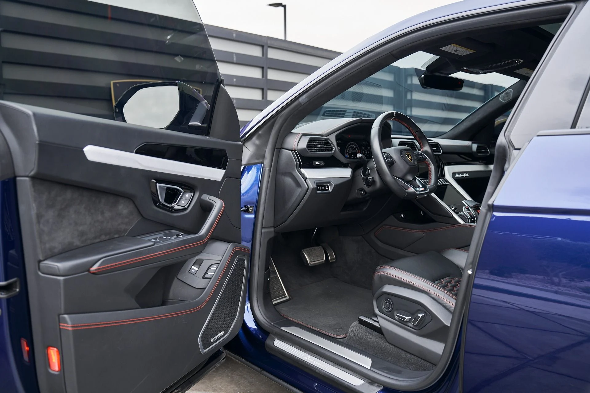 mph024_2314631173_Used_2021_Lamborghini_Urus_1763157066_1c5a841861