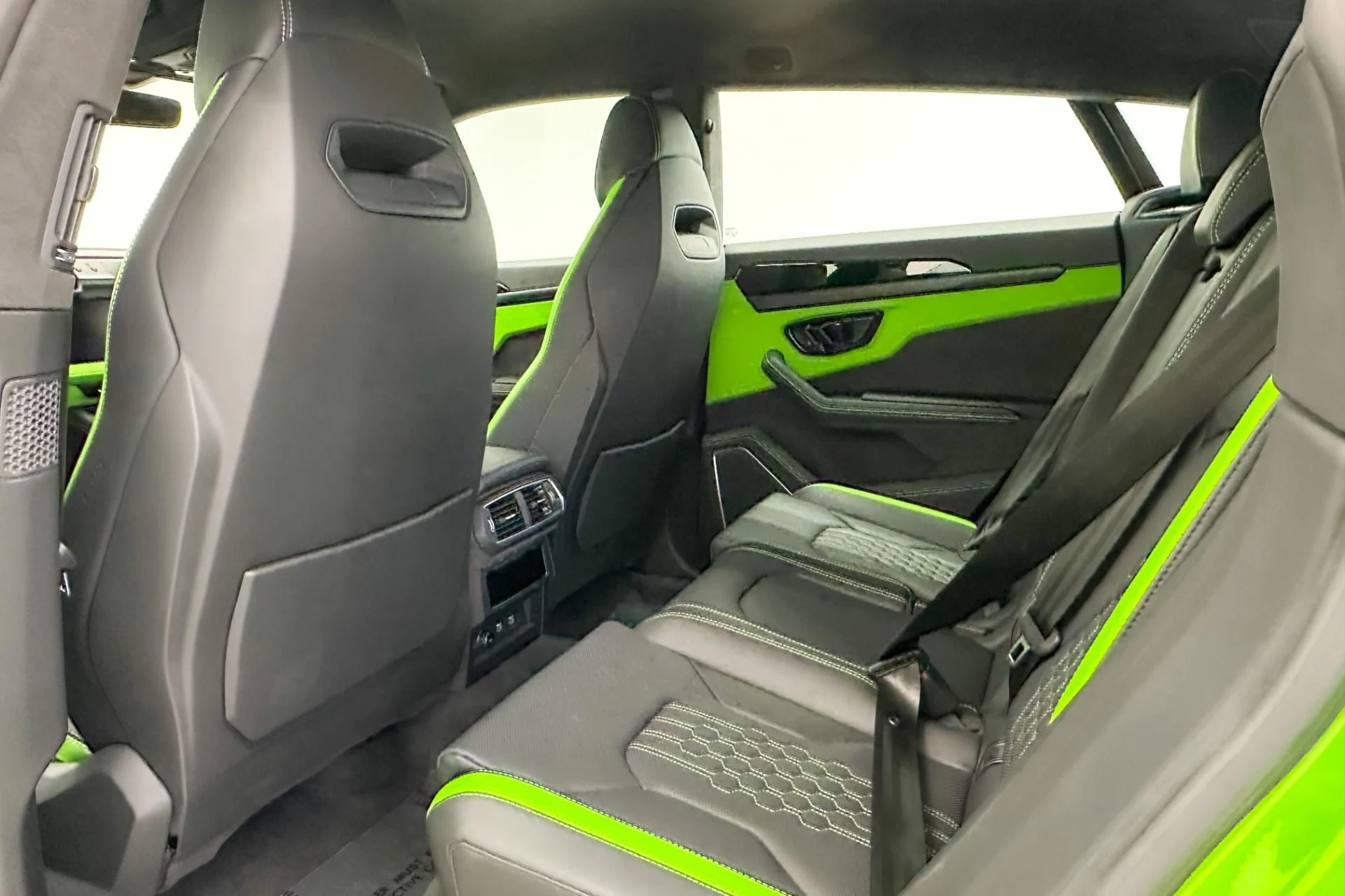 mph024_2317733817_Used_2025_Lamborghini_Urus_SE_Bicolor_Sportive_Interior_870_Miles_789_Horsepower_1772047761_22c4f61ede