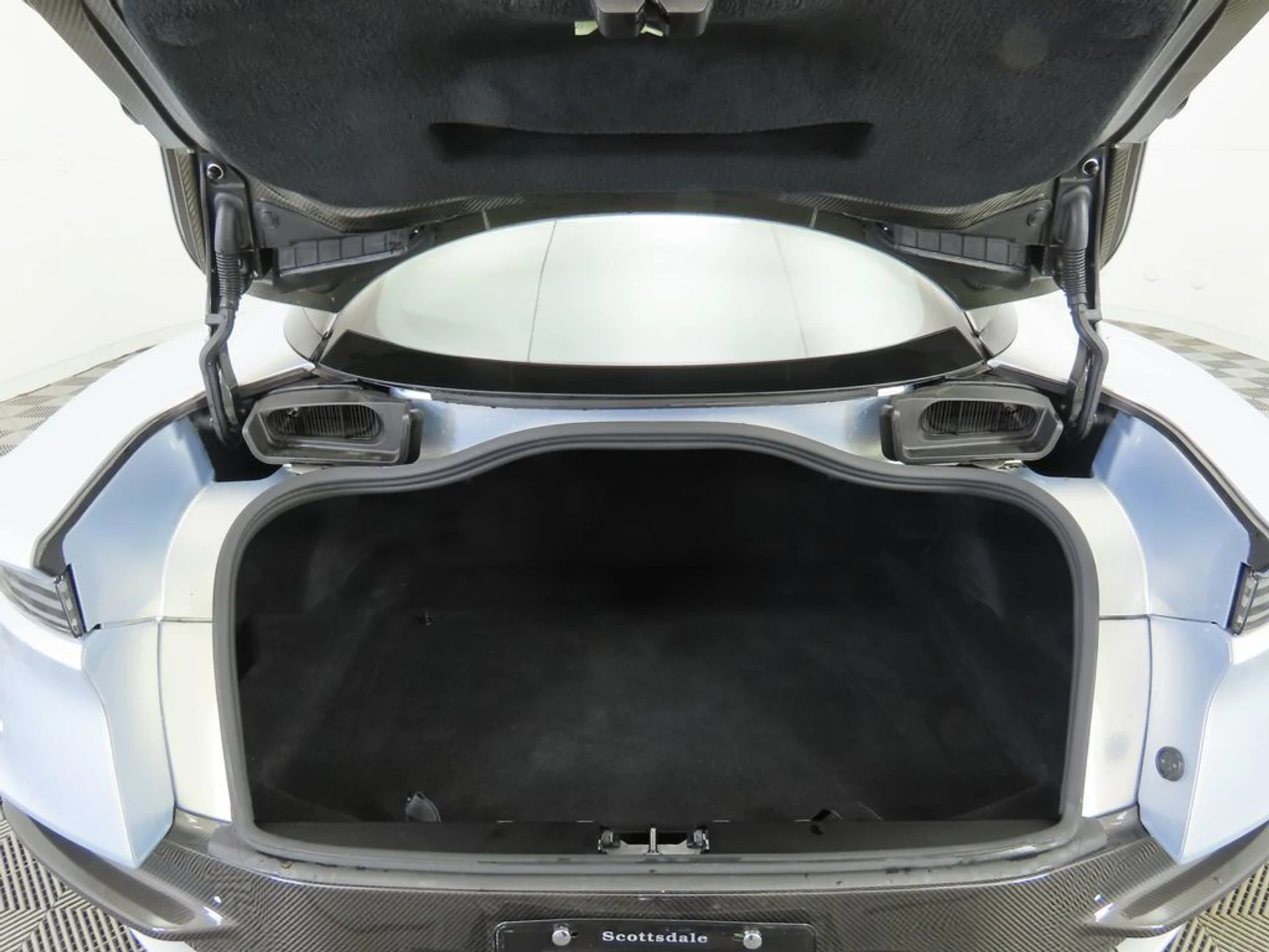 mph024_2318510207_used_2023_aston_martin_dbs_coupe_8119_22958468_25_1024_48392781c4