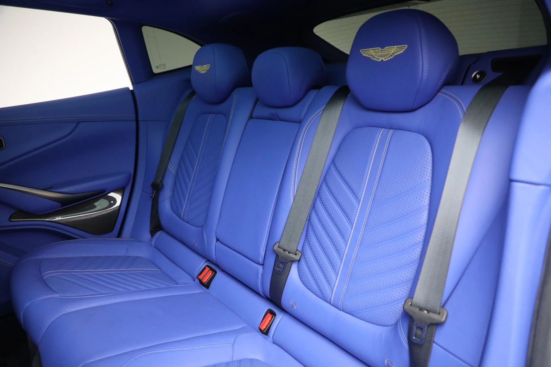 mph024_2350754798_Used_2024_Aston_Martin_DBX_707_1761409513_85a74ea1af