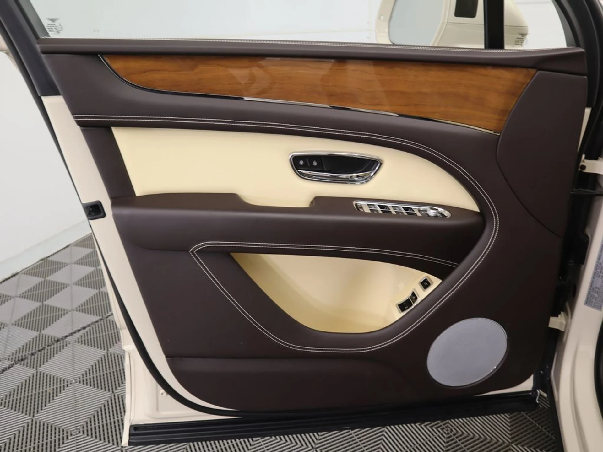 mph024_2378775524_used_2023_bentley_bentayga_v8awd_8119_22972993_25_1024_54cbe9ef25